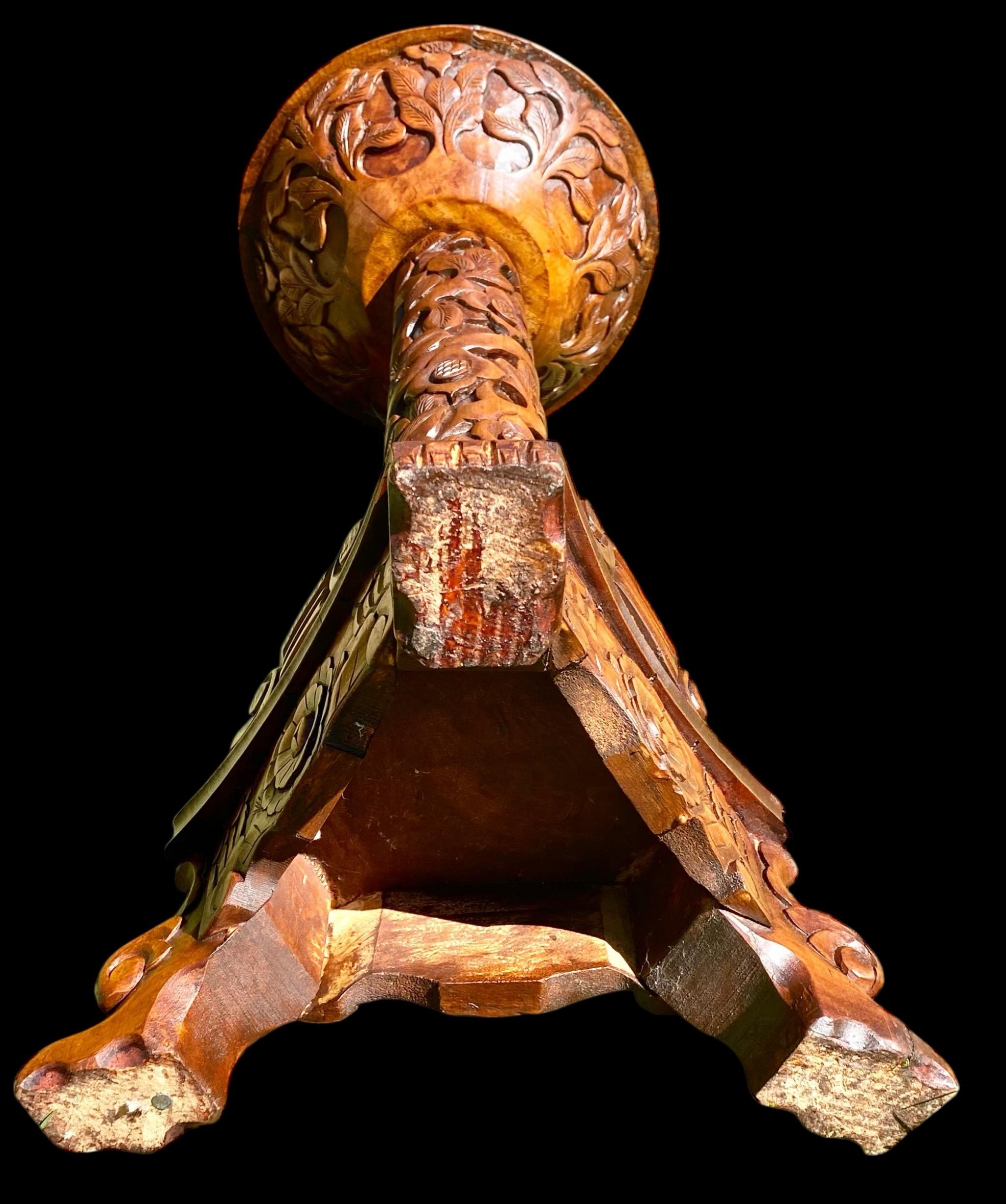 Marmo Siena Piedistallo balinese d'epoca intricatamente intagliato a mano in mogano in vendita