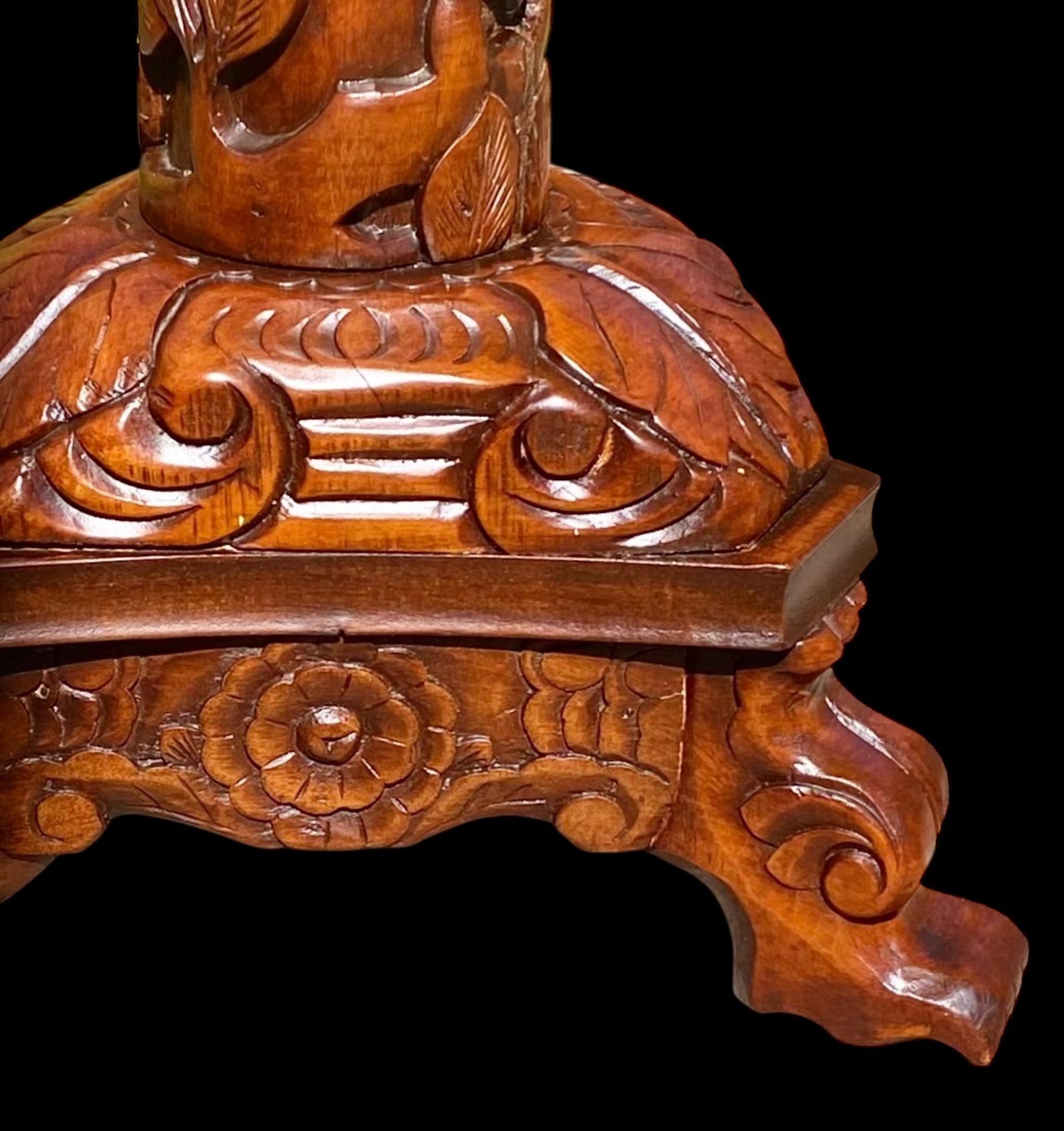 Piedistallo balinese d'epoca intricatamente intagliato a mano in mogano in vendita 1