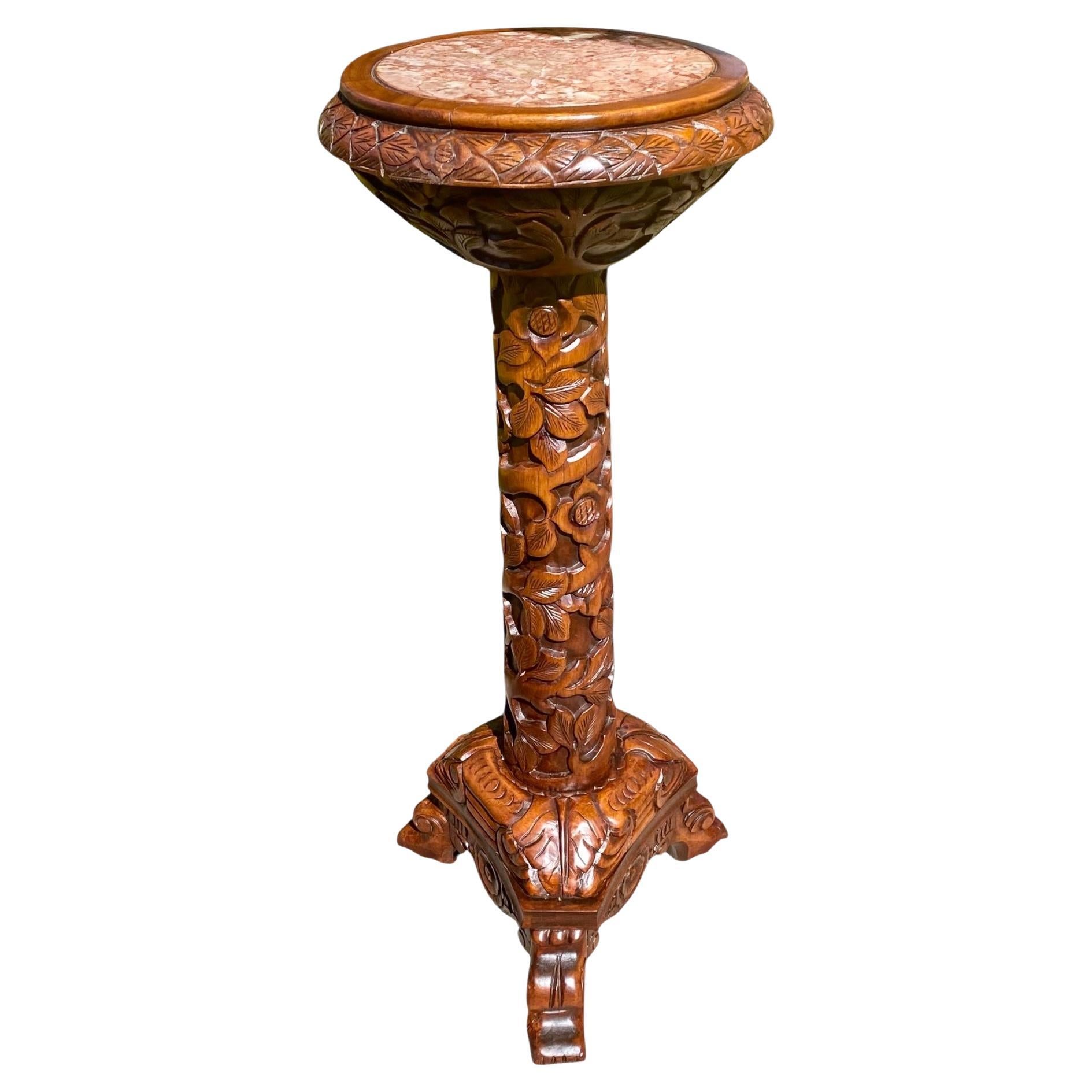 Piedistallo balinese d
epoca intricatamente intagliato a mano in mogano in vendita