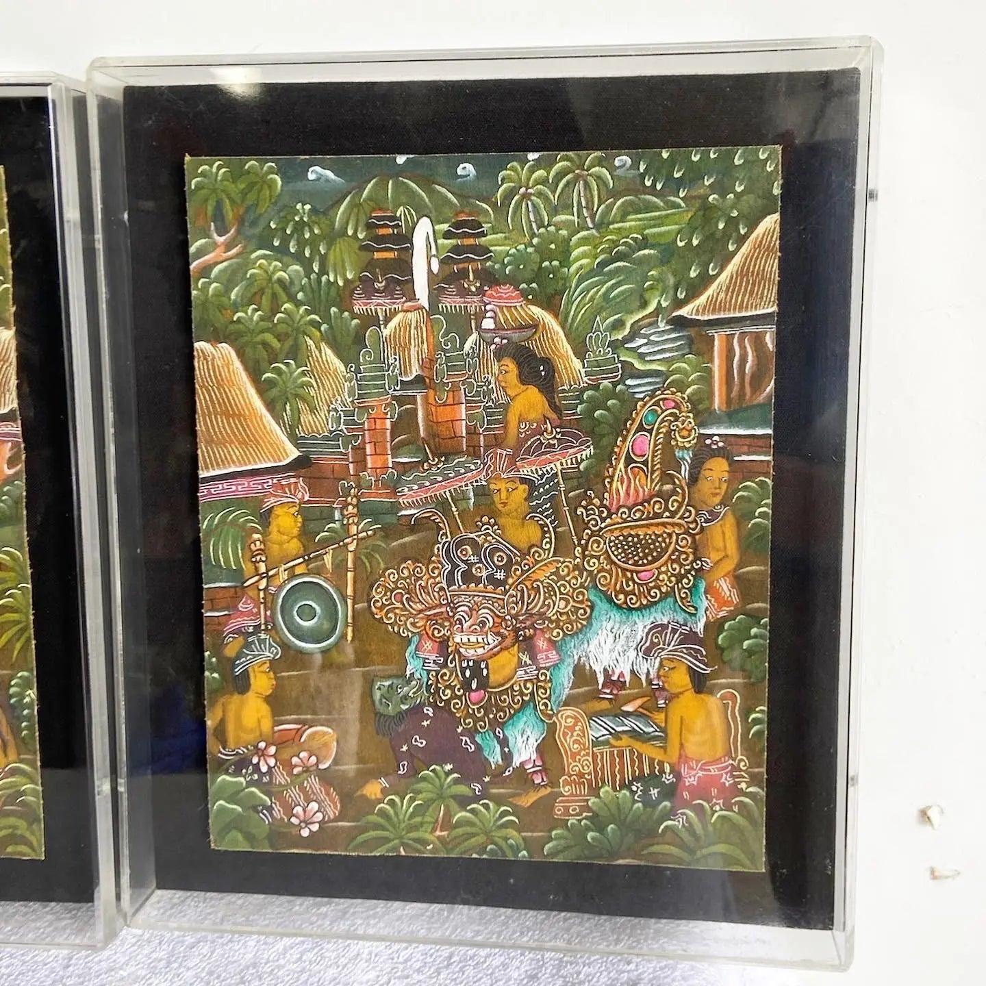 Satz von drei balinesischen Vintage-Gemälden auf Papier in Acrylrahmen, die traditionelle Szenen mit komplizierten Details und leuchtenden Farben zeigen.
 
 Wir verkaufen die Gegenstände so, wie sie erworben wurden, ohne sie zu restaurieren oder zu