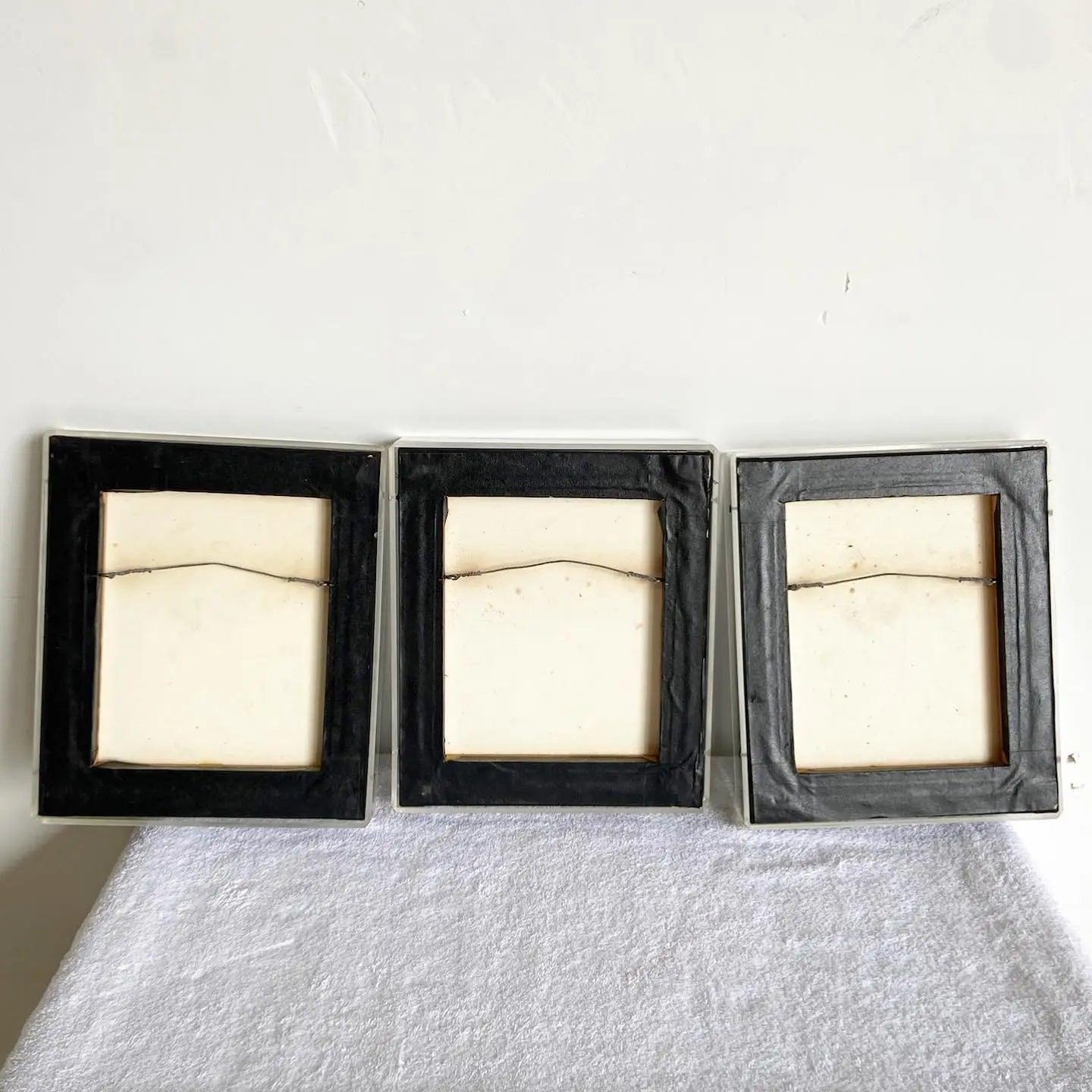 Balinesische Vintage-Gemälde auf Papier in Acrylrahmen – 3er-Set (Indonesisch) im Angebot