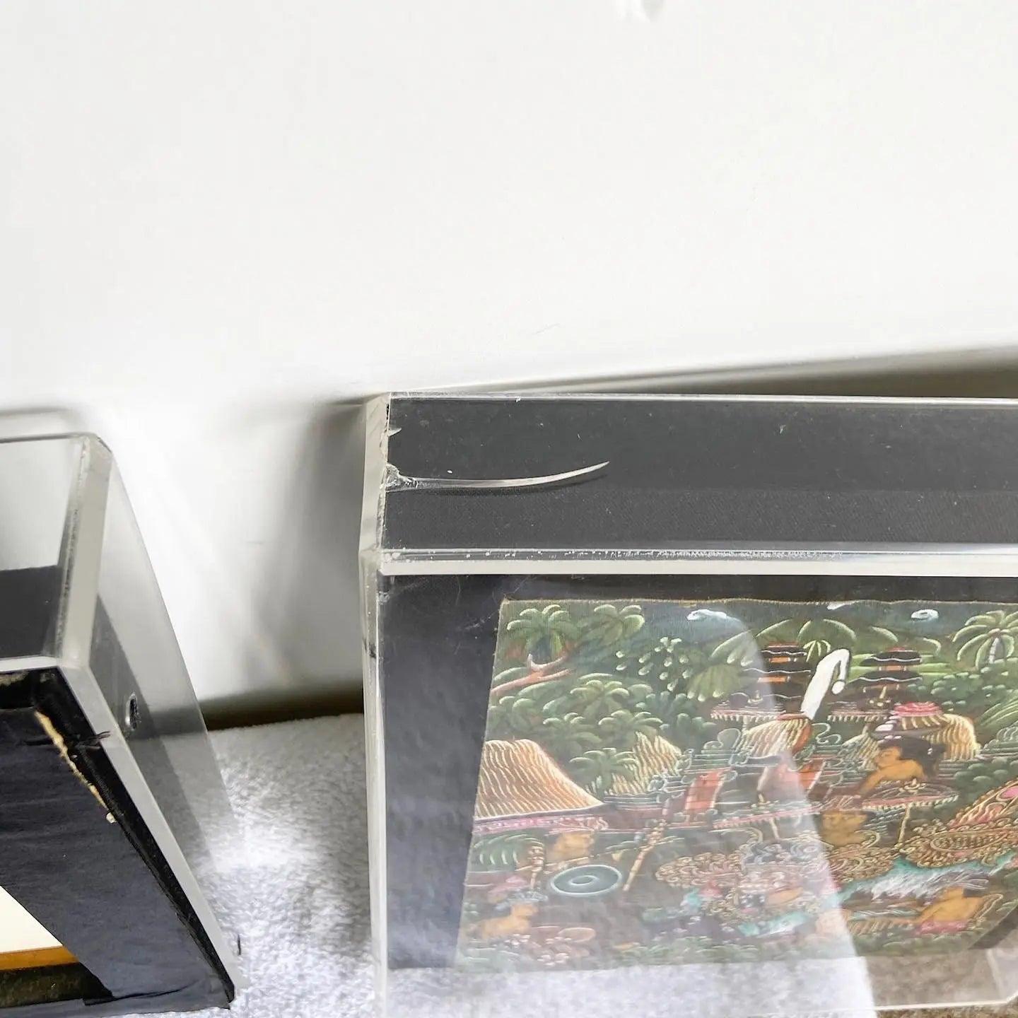 Balinesische Vintage-Gemälde auf Papier in Acrylrahmen – 3er-Set im Zustand „Gut“ im Angebot in Delray Beach, FL