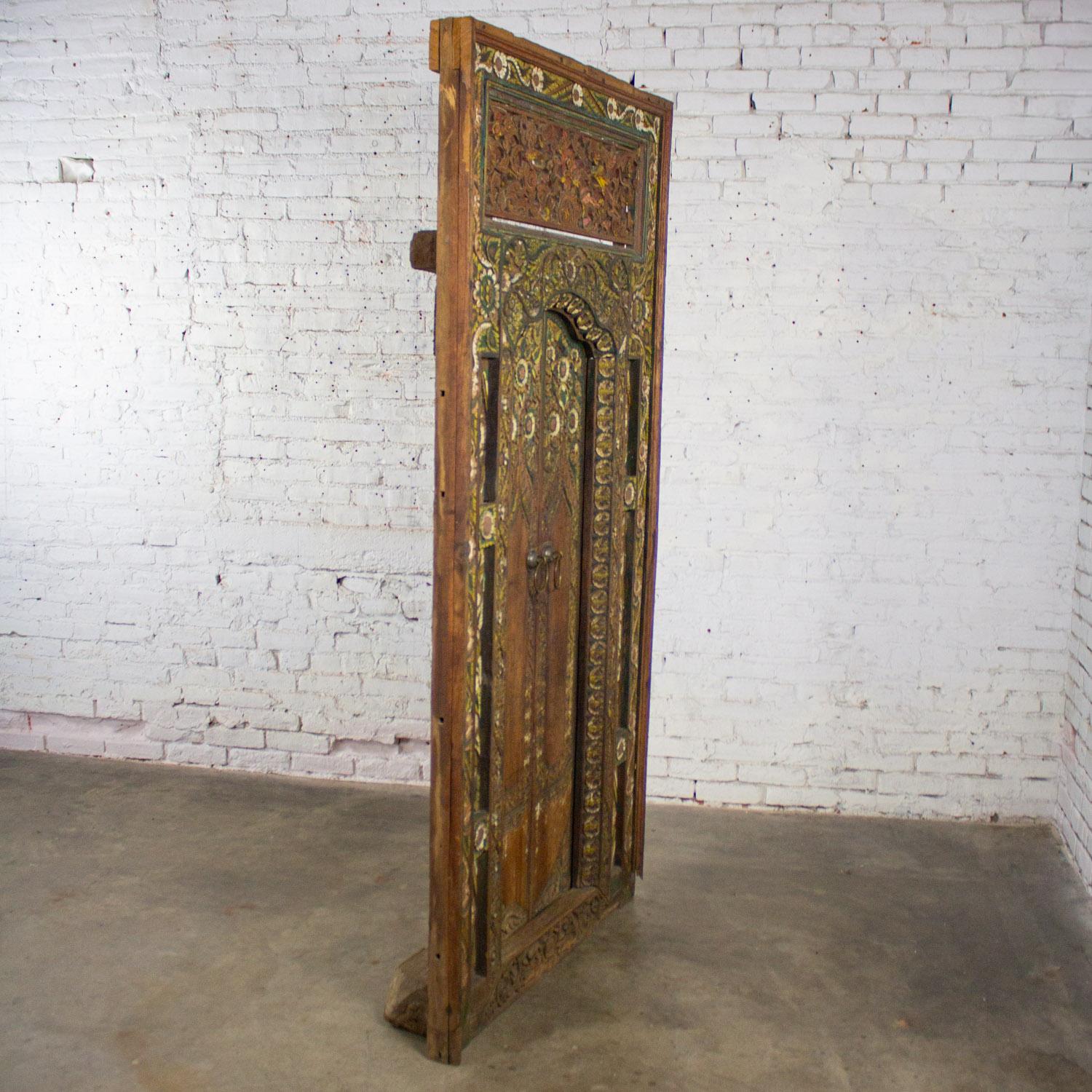 Vintage Balinese Style Asian Hand geschnitzt & gemalt skulpturalen Teak Türverkleidung im Angebot 3