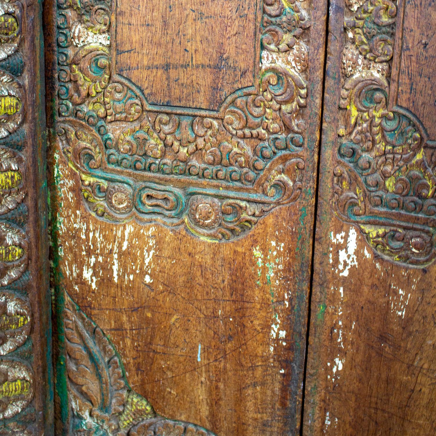 Vintage Balinese Style Asian Hand geschnitzt & gemalt skulpturalen Teak Türverkleidung im Angebot 4