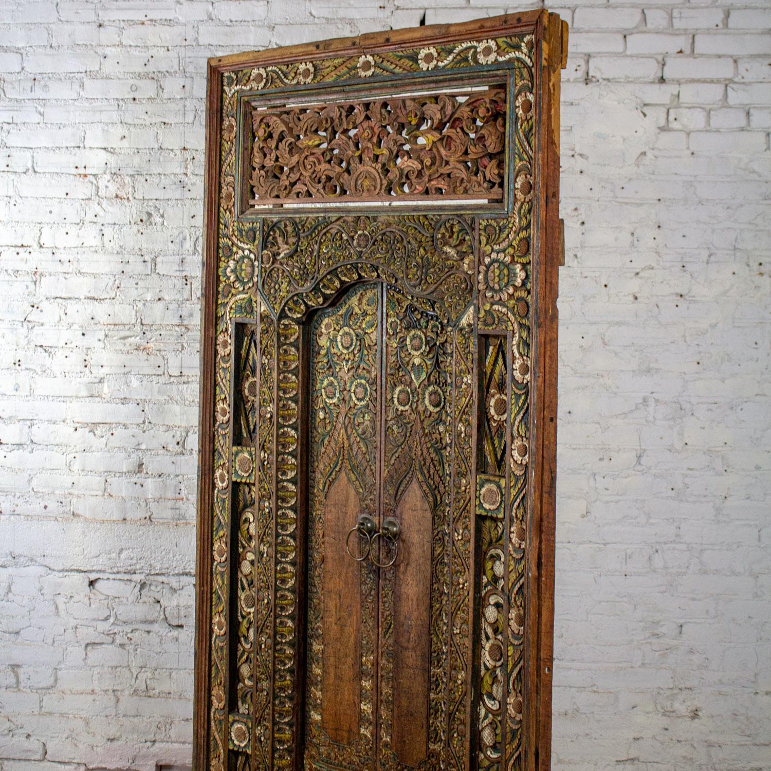Vintage Balinese Style Asian Hand geschnitzt & gemalt skulpturalen Teak Türverkleidung im Angebot 11