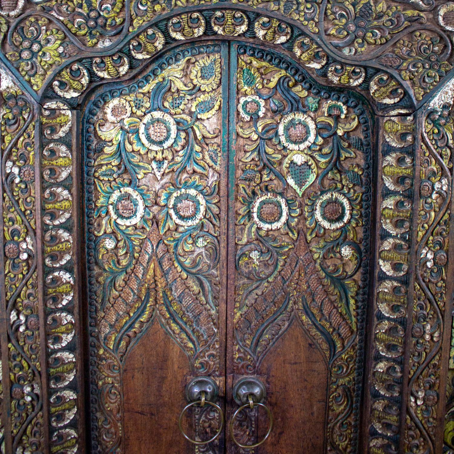 Vintage Balinese Style Asian Hand geschnitzt & gemalt skulpturalen Teak Türverkleidung (Balinesisch) im Angebot