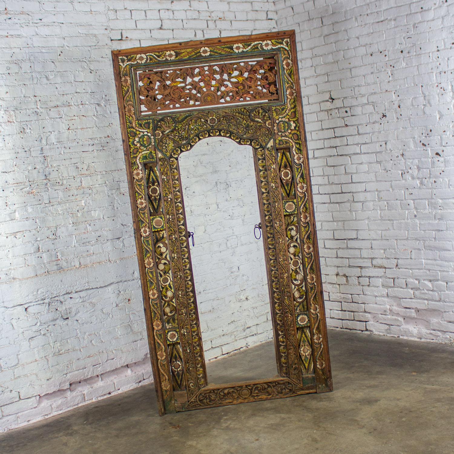 Vintage Balinese Style Asian Hand geschnitzt & gemalt skulpturalen Teak Türverkleidung (Patiniert) im Angebot