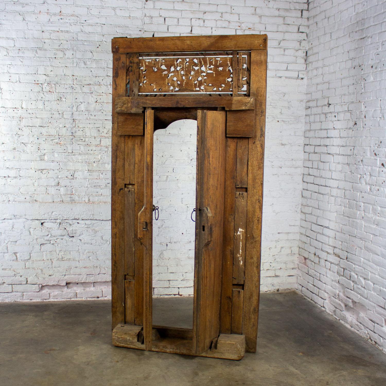 Vintage Balinese Style Asian Hand geschnitzt & gemalt skulpturalen Teak Türverkleidung im Zustand „Gut“ im Angebot in Topeka, KS