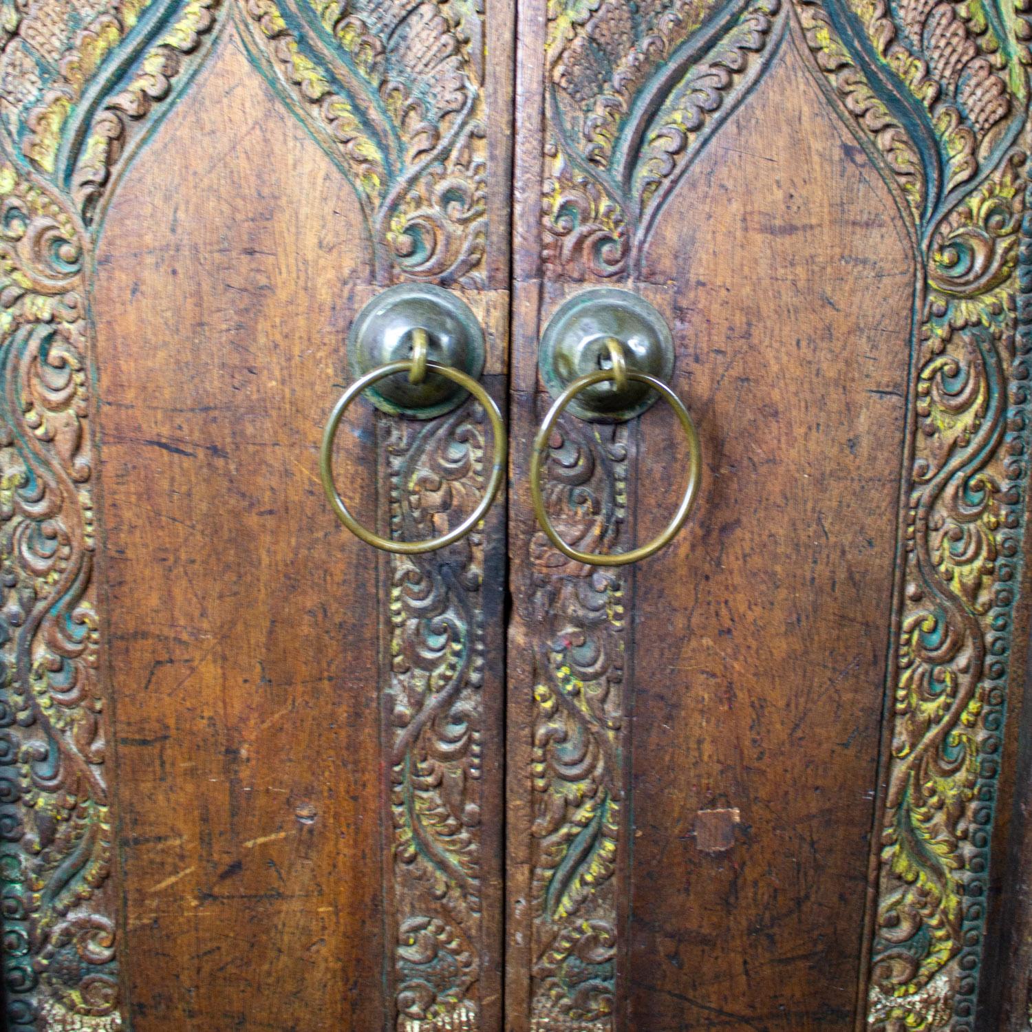 Vintage Balinese Style Asian Hand geschnitzt & gemalt skulpturalen Teak Türverkleidung (Messing) im Angebot