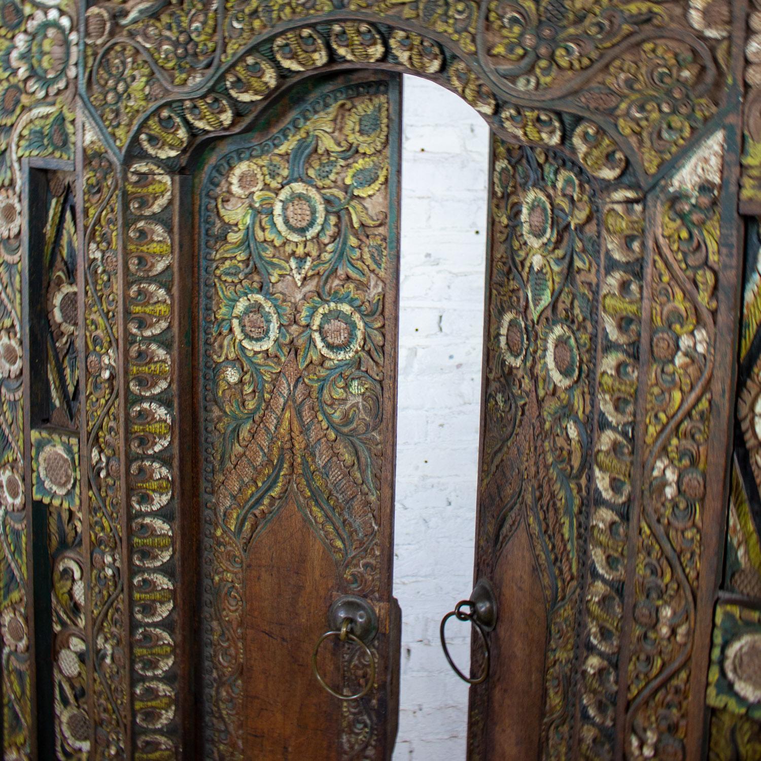 Vintage Balinese Style Asian Hand geschnitzt & gemalt skulpturalen Teak Türverkleidung im Angebot 1