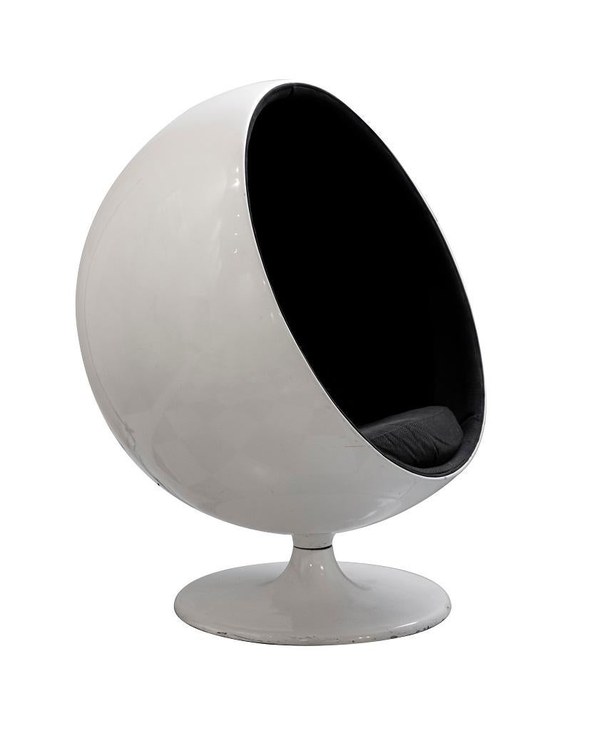 Ball chair is an original design work realized in the 1960s by Eero Aarnio (1932) for Asko.

Dimensions: 120 x 90 x 105 cm. 

Good conditions. 

Eero Aarnio is a renowned Finnish designer noted for his innovative works in the 1960s, which