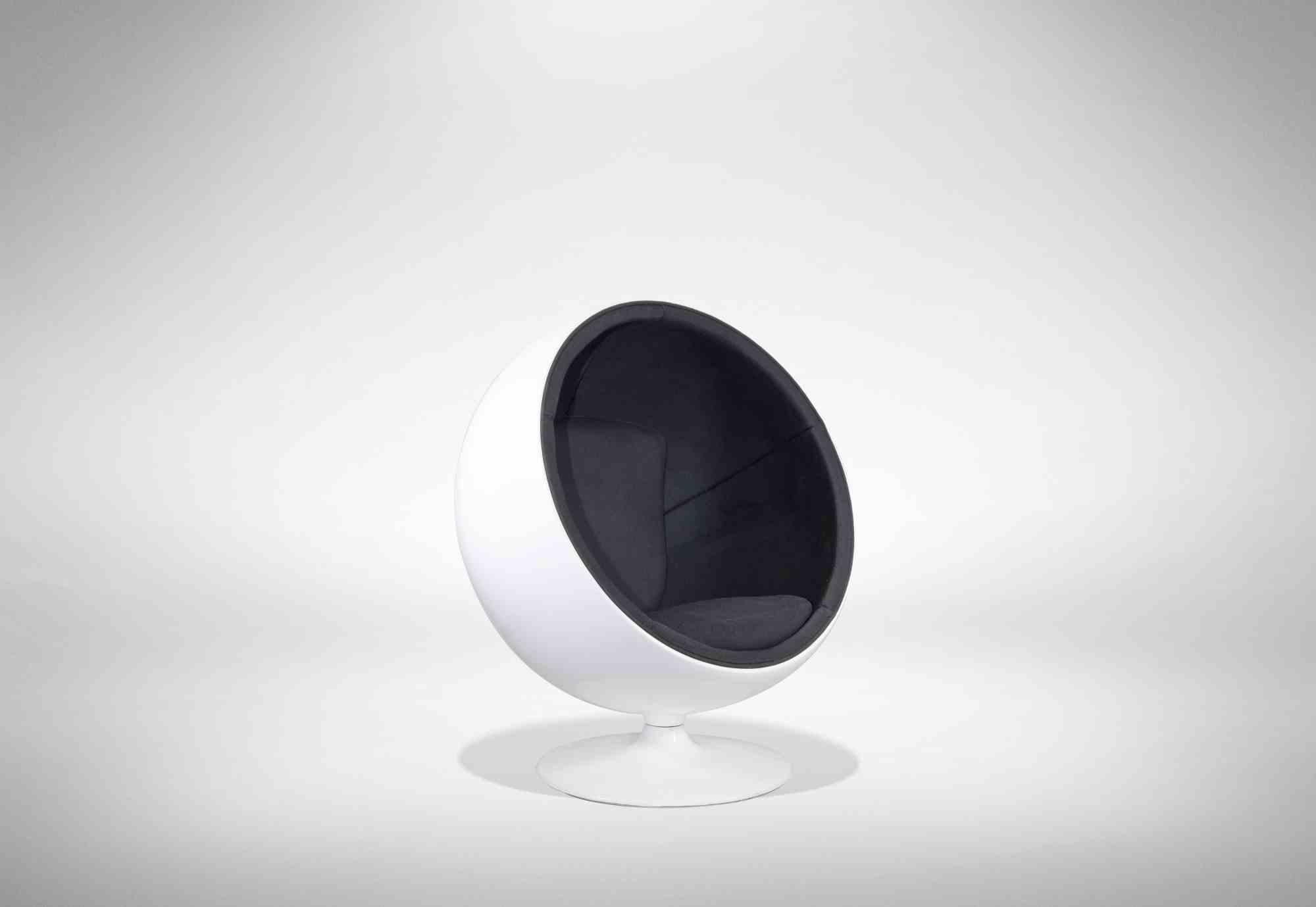 Vintage Ball Chair is an original design item realized in the 1990s.

This beautiful seating was realized in the style of Eero Arnio.

Interior fully lined in cashmere and padded with high-density foam.

The first ball chair was designed in