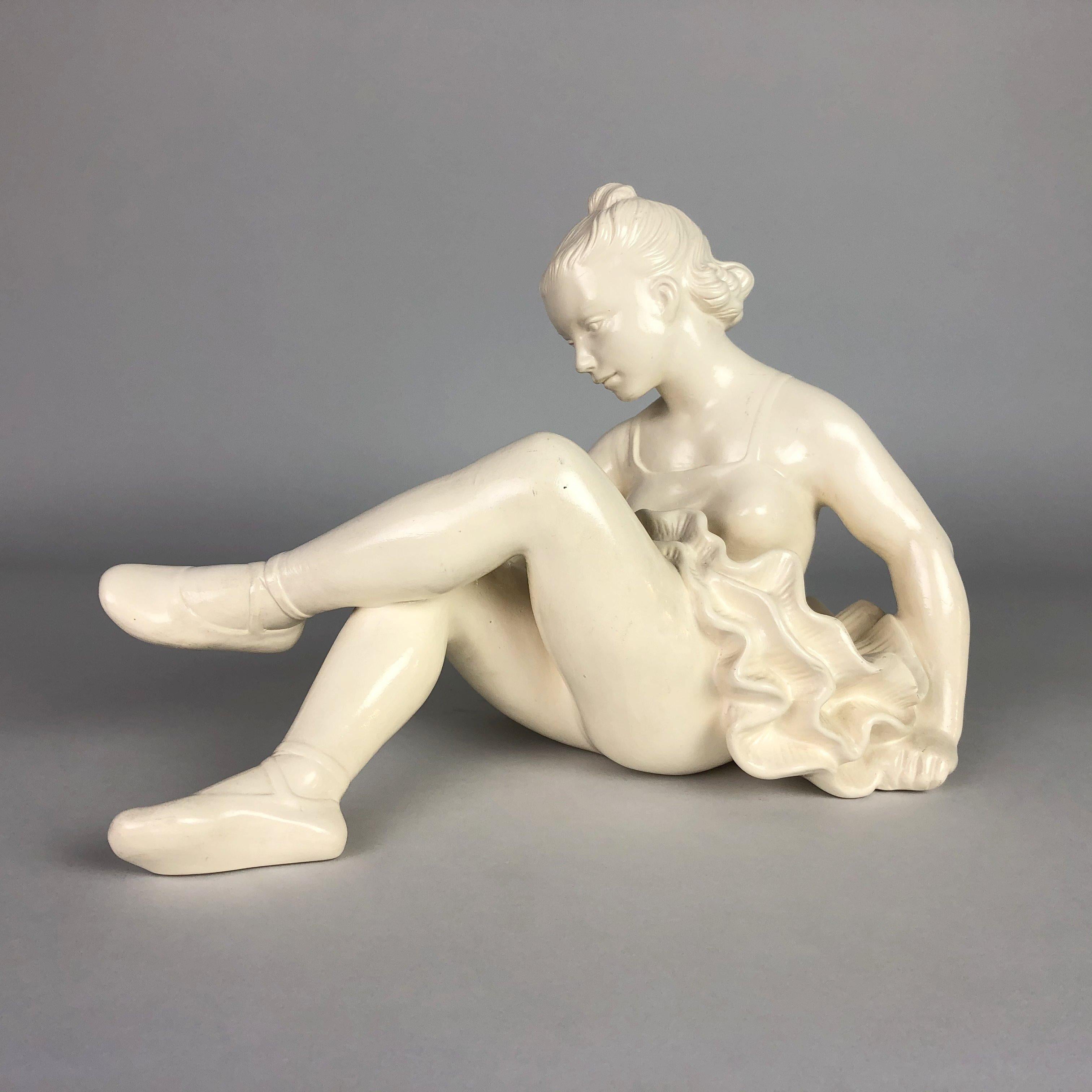 Belle sculpture vintage d'une ballerine assise en céramique, produite par Jihokera Bechyne en Tchécoslovaquie. Bon état vintage, juste quelques signes d'utilisation (voir photo).