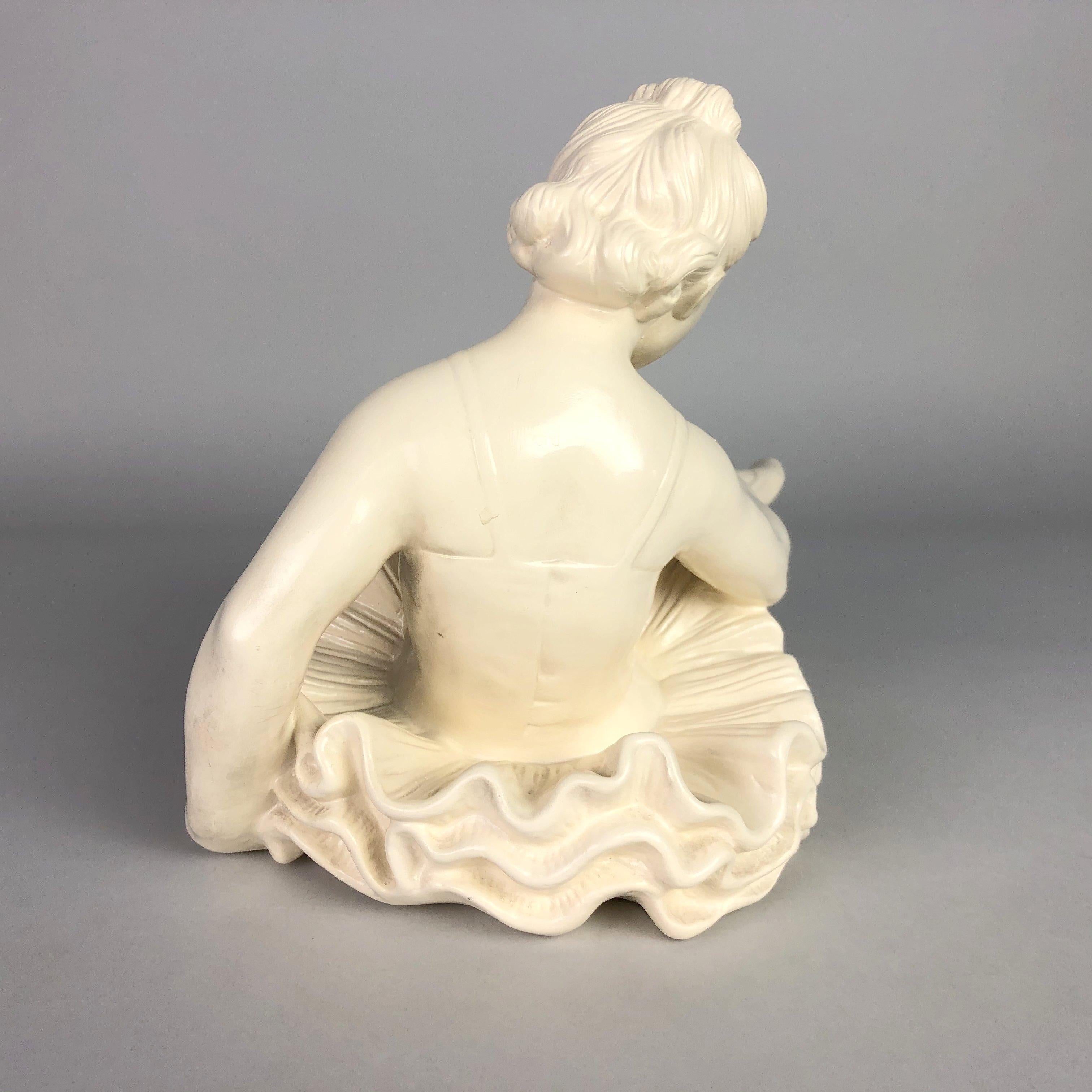 Metà XX secolo Statua di ballerina vintage di Jihokera Bechyne, Cecoslovacchia, anni '60 in vendita