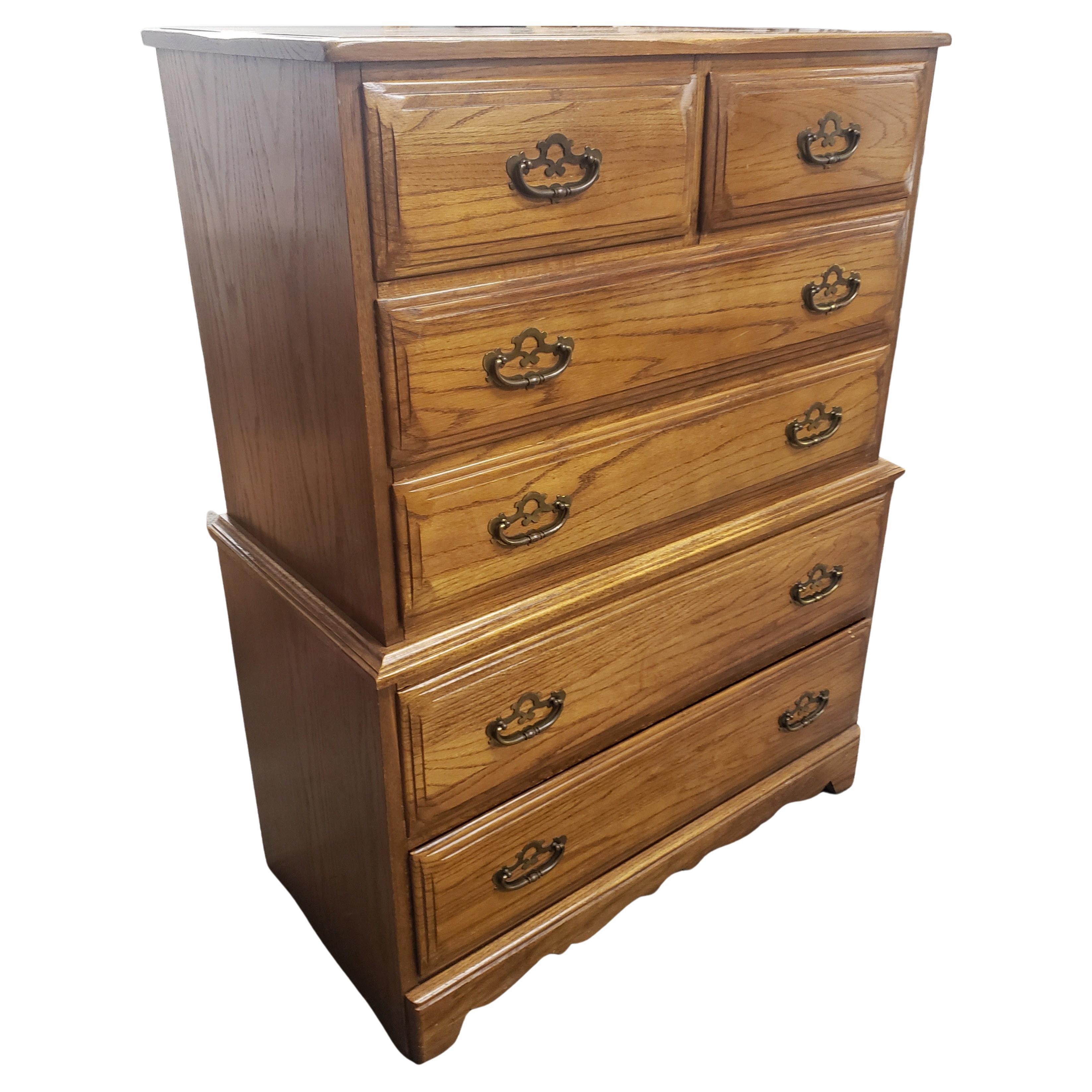 A vintage Ballman Cummings chest of drawers in solid oak and in very good vintage condition, wear consistent with age and use. All drawers are dovetailed joined and functioning perfectly. Measures 36 inches in width, 18 inches in depth and 47 inches