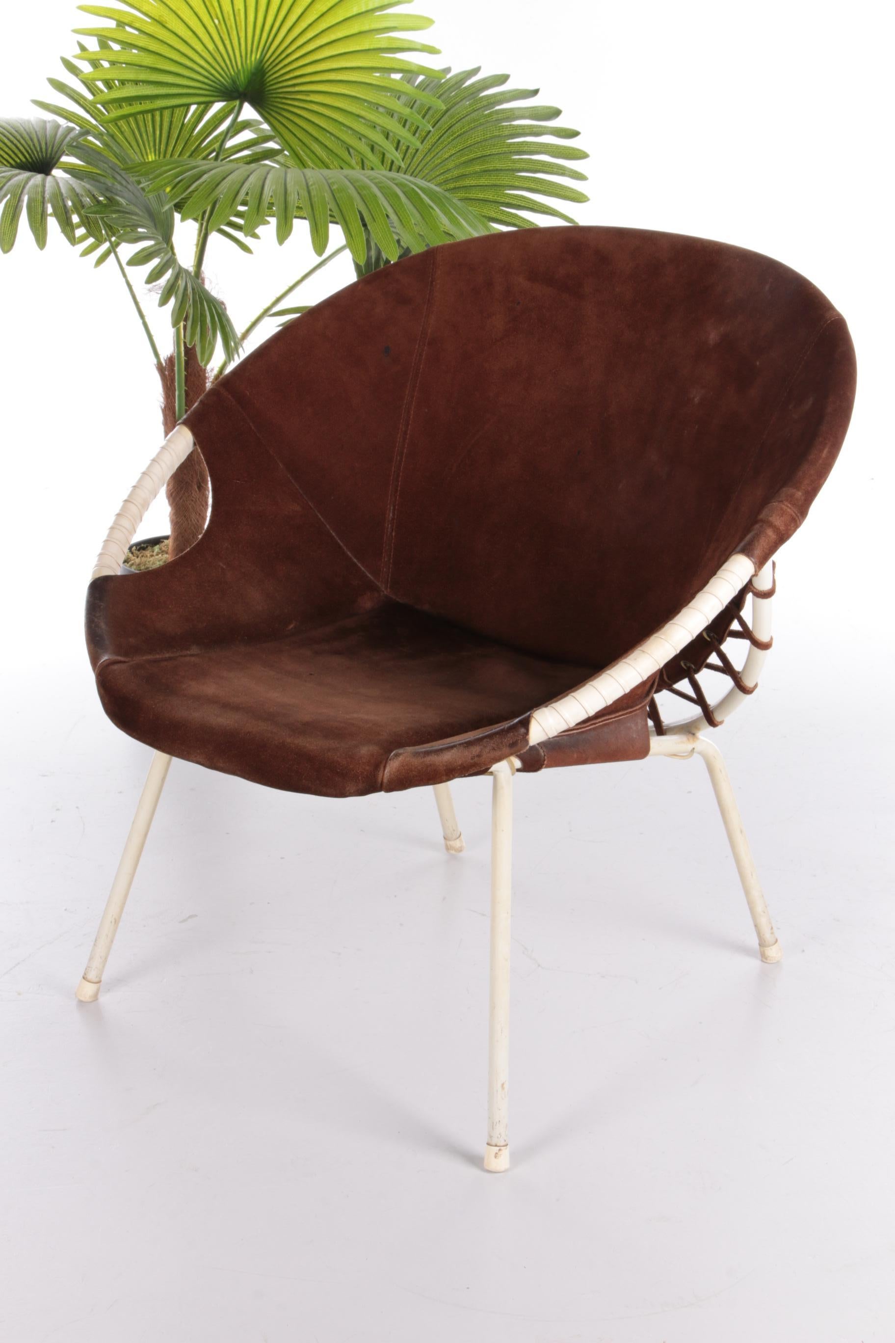 Vintage Balloon chair design by Lusch Erzeugnis 1960s

A beautiful suede bucket seat, also called the balloon chair. Designed by Lusch Erzeugnis.

Produced in Germany by Lusch & Co in the 1960s.

It is a special chair with a black metal frame