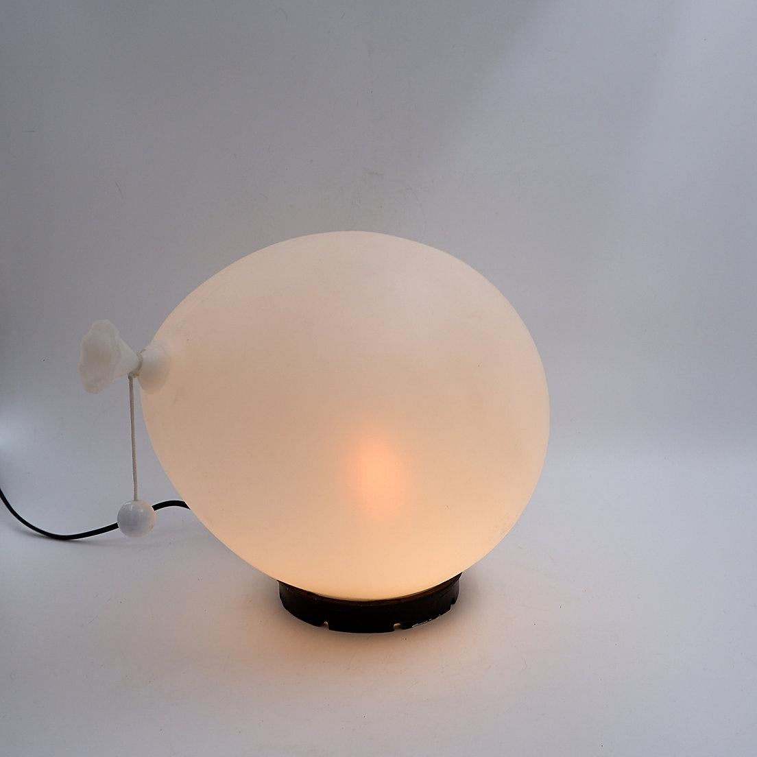 Lampada da parete Balloon di Yves Christin per Bilumen, Italia, anni Ottanta.
Questa lampada iconica è stata progettata nel 1984 da Yves Christin e prodotta da Bilumen in Italia. Presenta un paralume a palloncino in plastica bianca montato su una