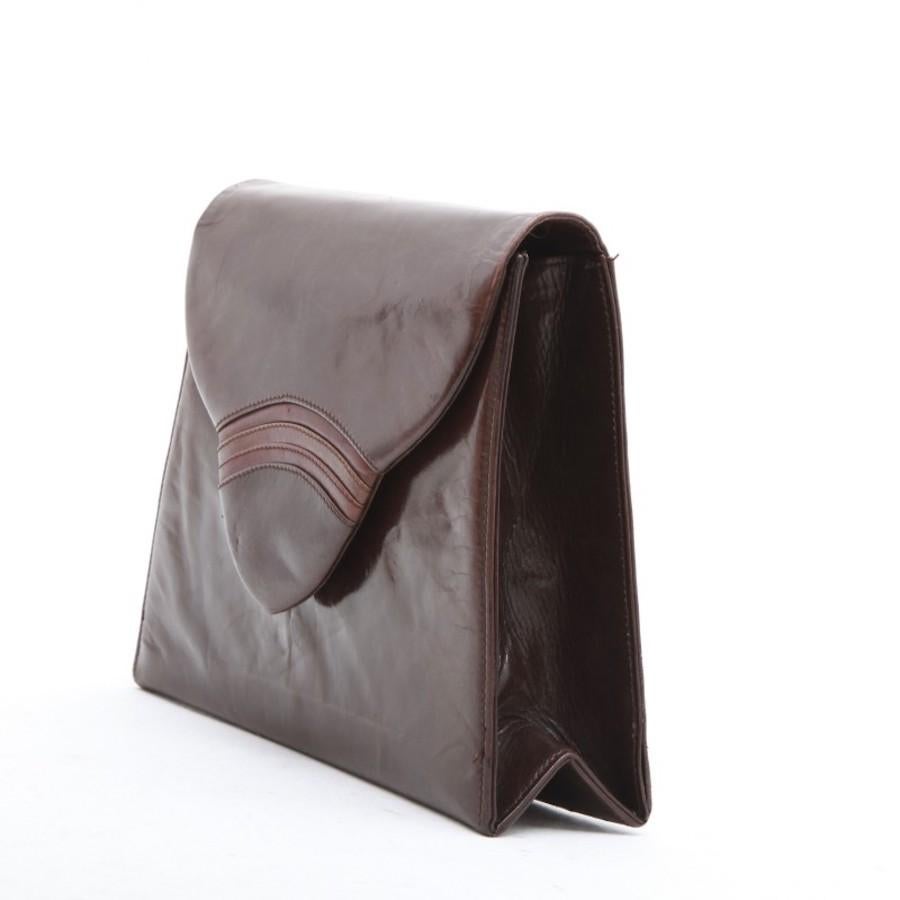 Vintage! Wonderful Bally clutch in brown leather

Condition: good
Material: glossy smooth leather
Dimensions: 23 x 19 x 6 cm
Details: closing magnet, slightly cracked leather and two small scratches inside, no strap but possibility to add one 