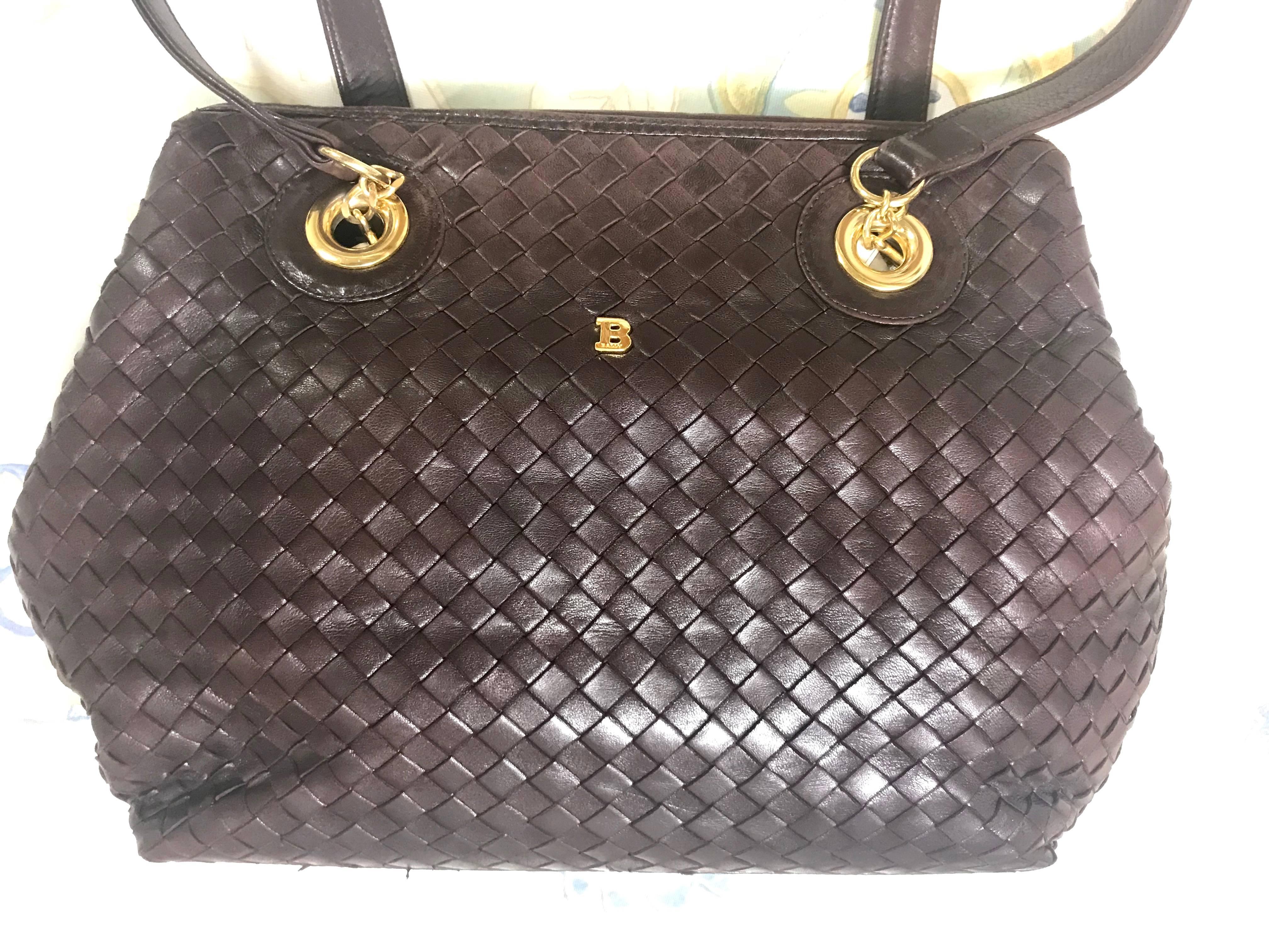 1990s. Vintage Bally dark brown lamb leather woven, intrecciato style shoulder bag with golden B logo motif. Classic purse.

Vintage Bally dark brown lamb leather woven, intrecciato style handbag with golden B logo motif.

Here is another Bally