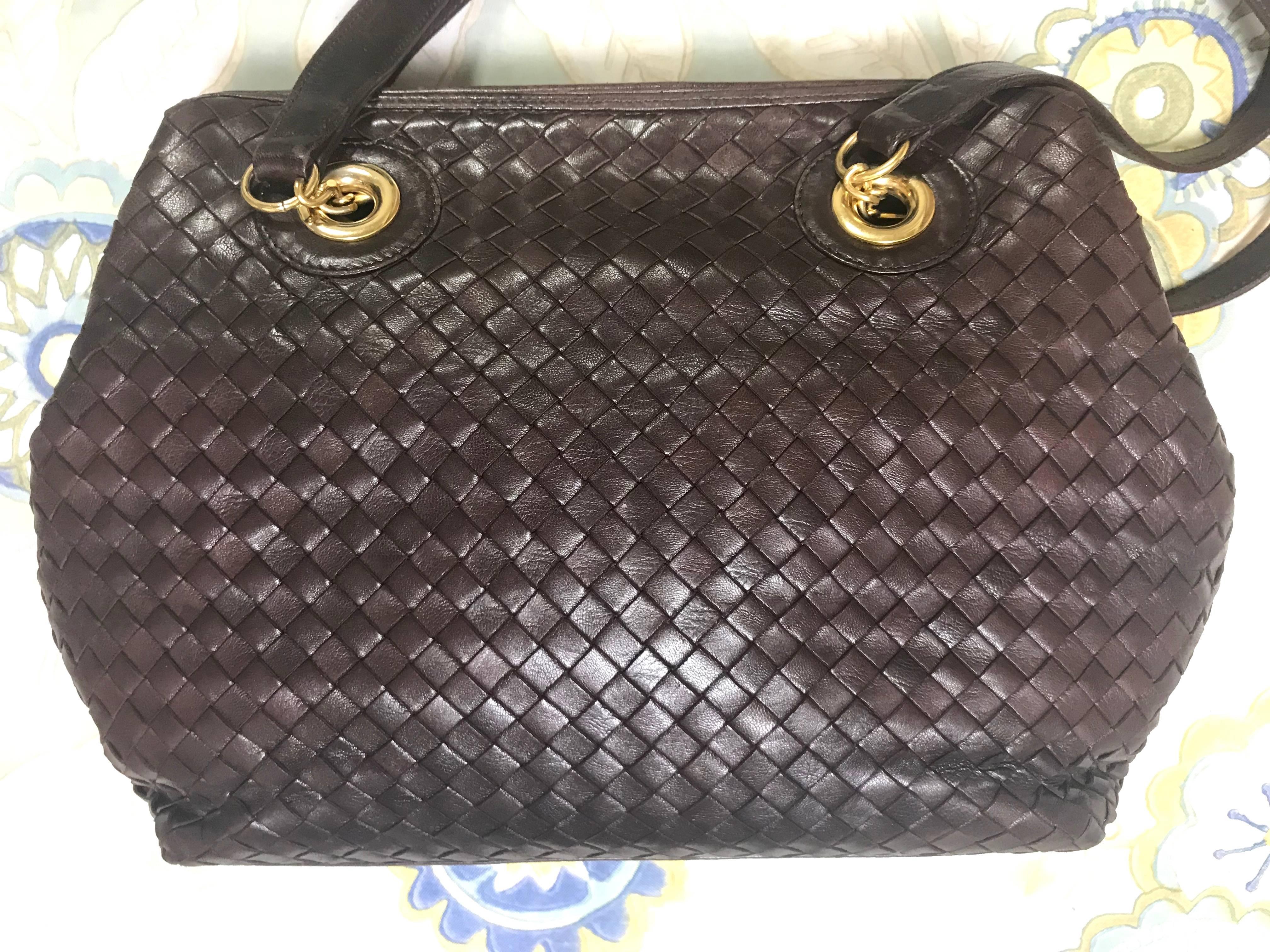 Vintage Bally dark brown lamb leather woven, intrecciato style shoulder bag. In Good Condition For Sale In Kashiwa, Chiba
