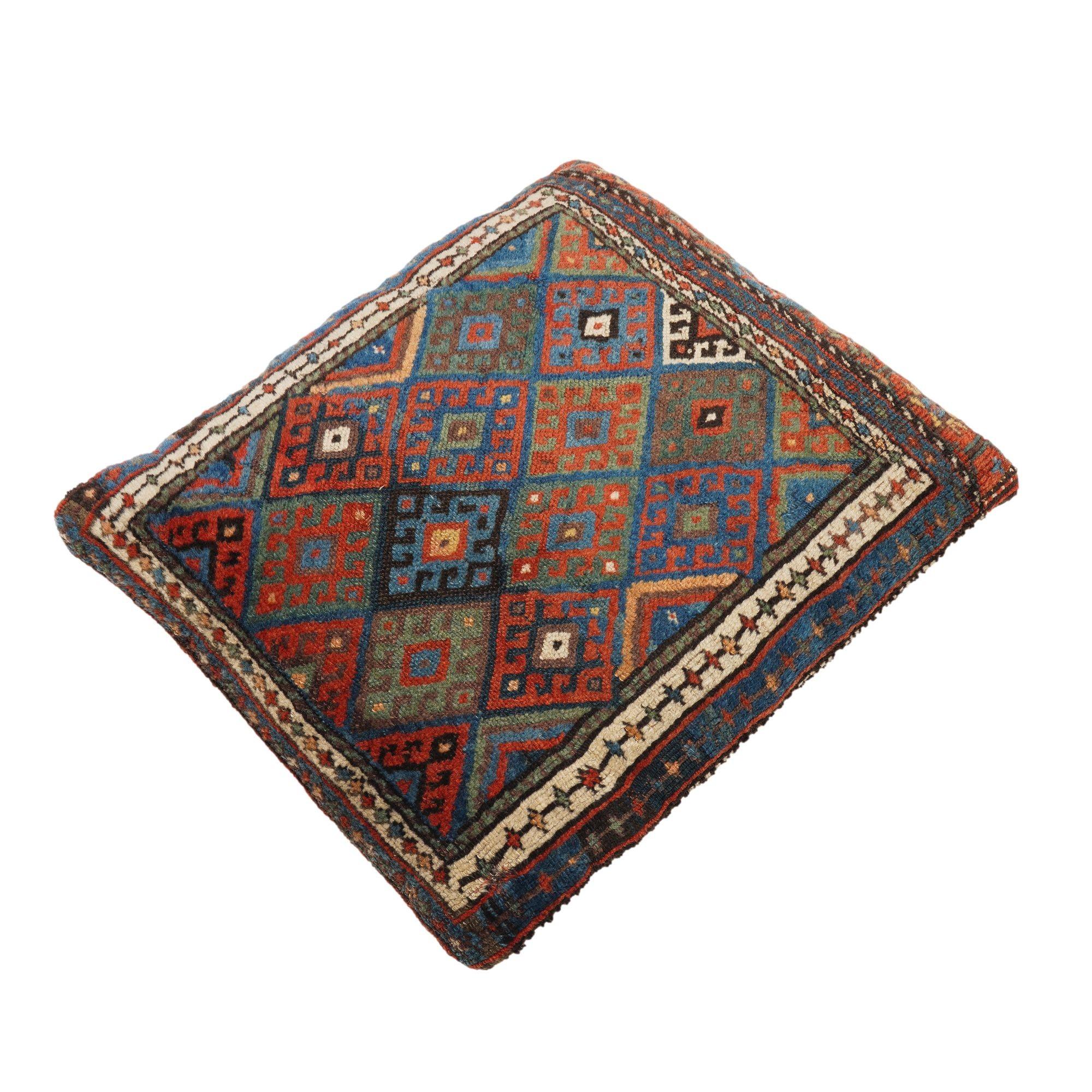 Vintage-Satteltasche aus Belutschistan mit Lederrücken, gefüllt und als Bodenkissen genäht. Belutschistan ist eine historische Region in West- und Südasien, die im äußersten Südosten der iranischen Hochebene liegt und an die Indische Platte und die