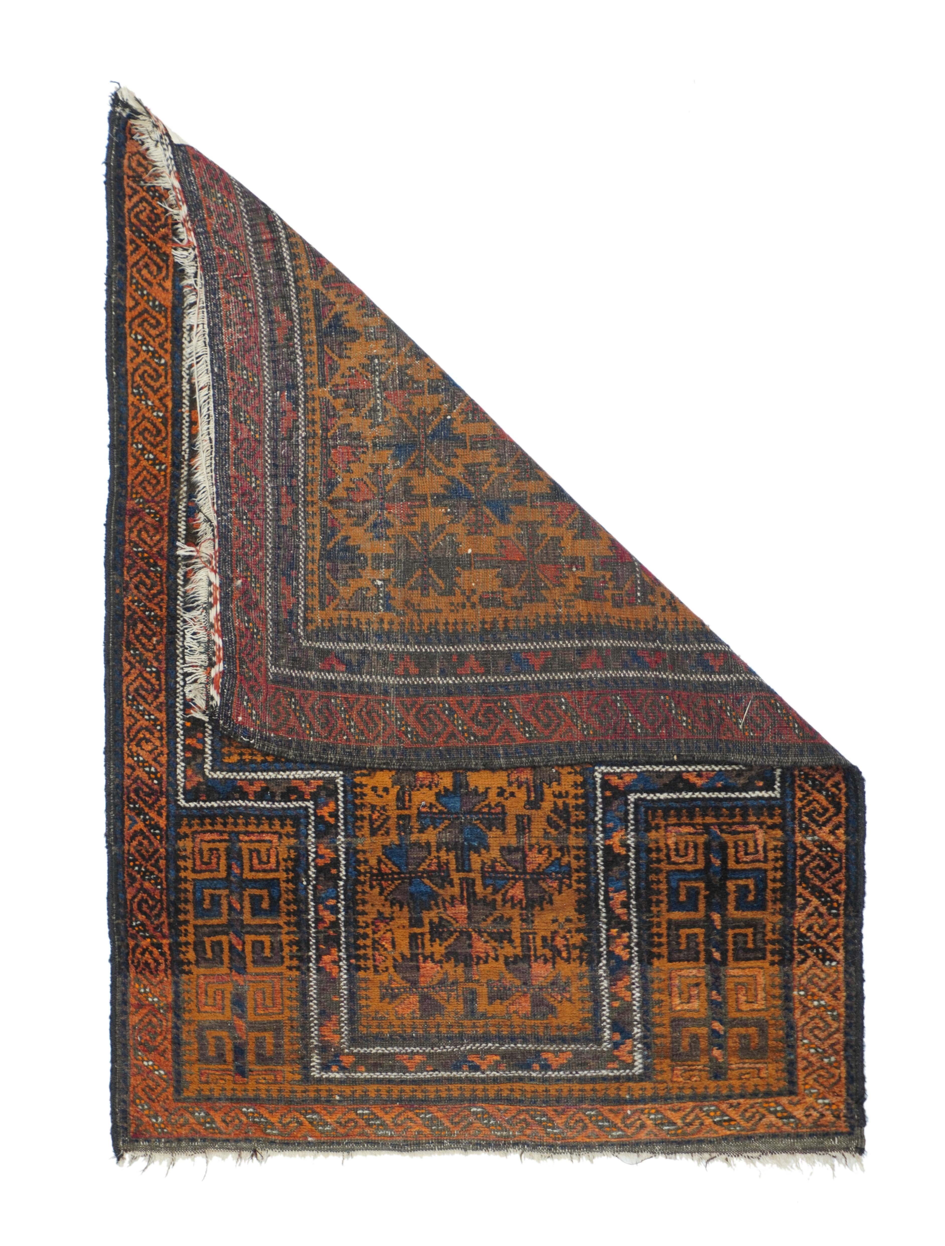 Tappeto Vintage Balouch 2'10'' x 3'10''. I tappeti tribali Ersari Turkmen a pelo dell'Afghanistan occidentale, caratterizzati da campi rossi con disegni a medaglione (gul) ripetuti, disegni geometrici, costruzione relativamente grossolana in lana,