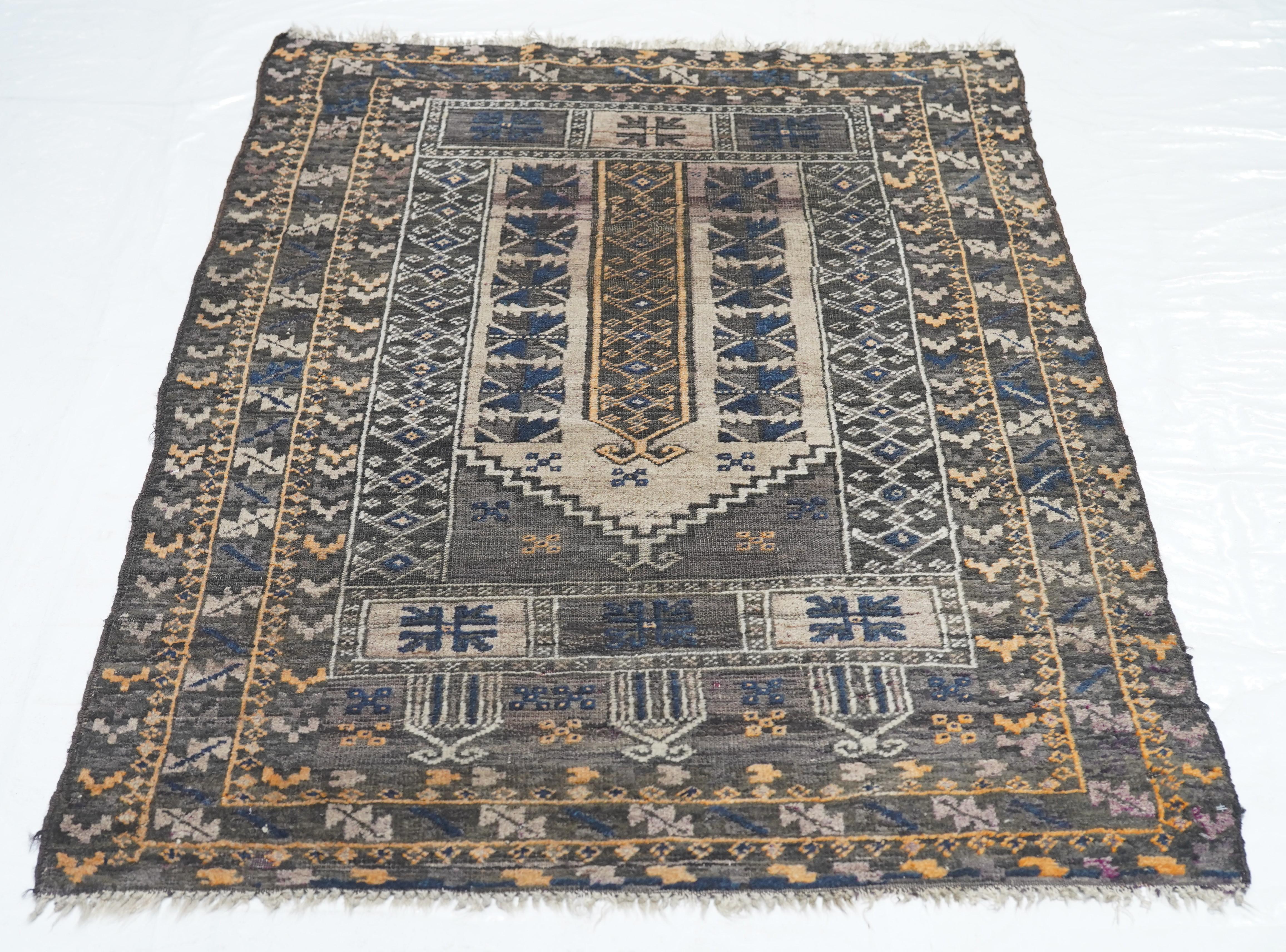 Vintage Balouch Rug 3'3'' x 4'8'' For Sale 3