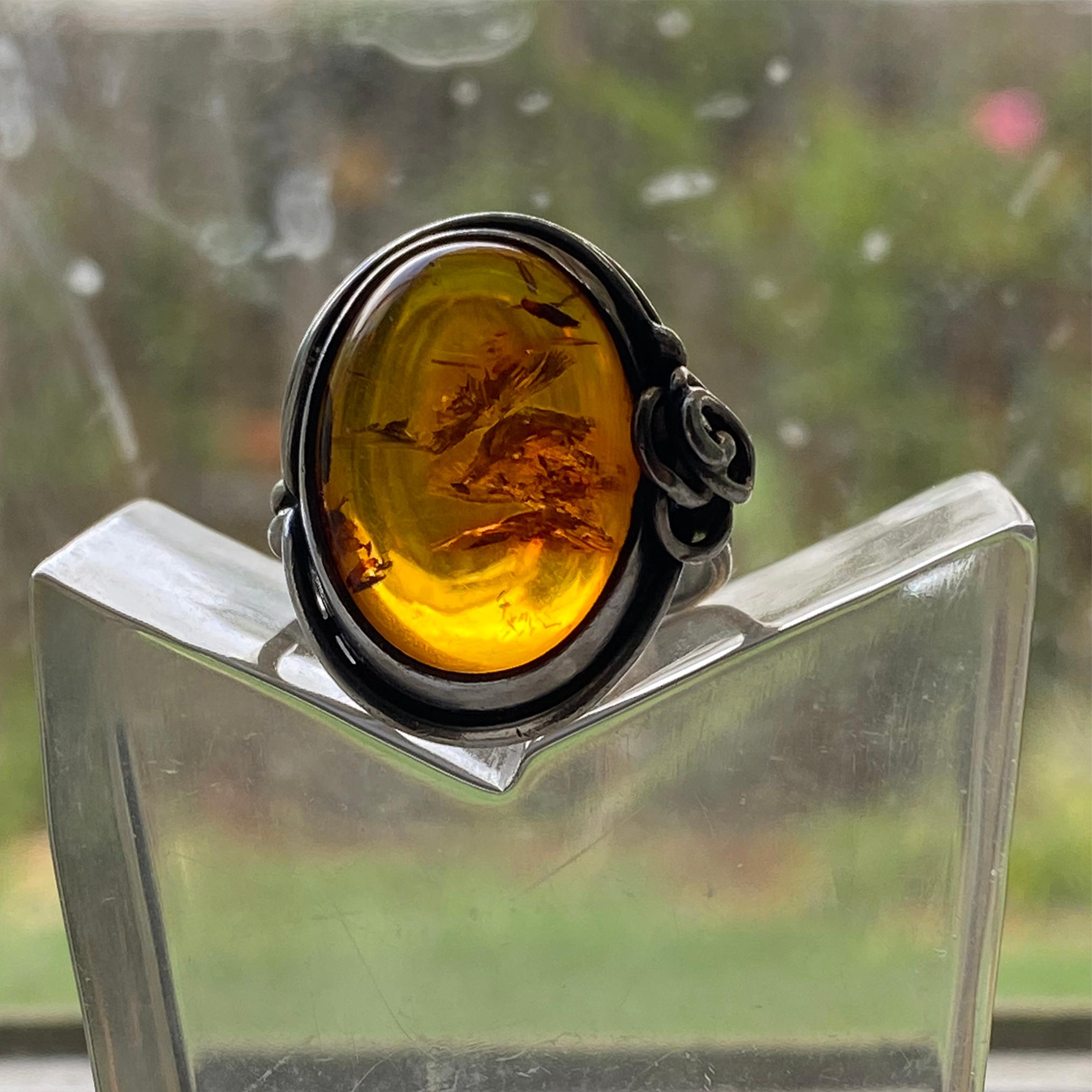 Art Nouveau Anello in ambra baltica d'epoca in argento in vendita