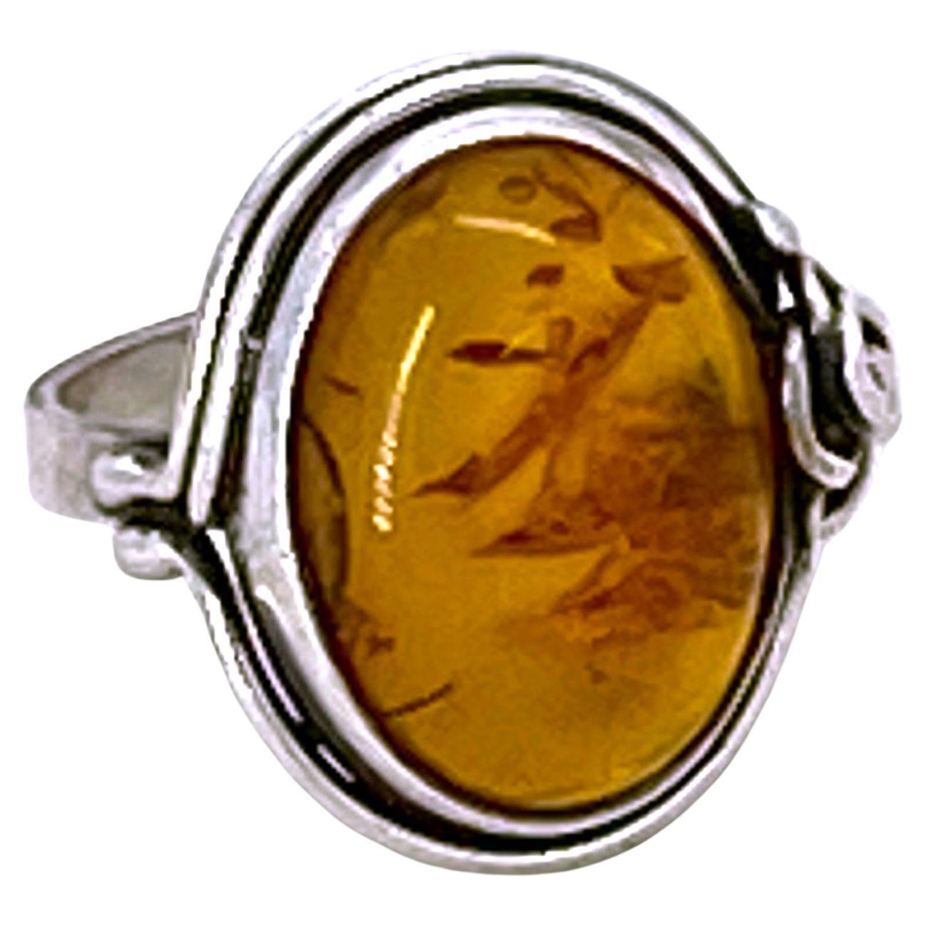 Donna Anello in ambra baltica d'epoca in argento in vendita
