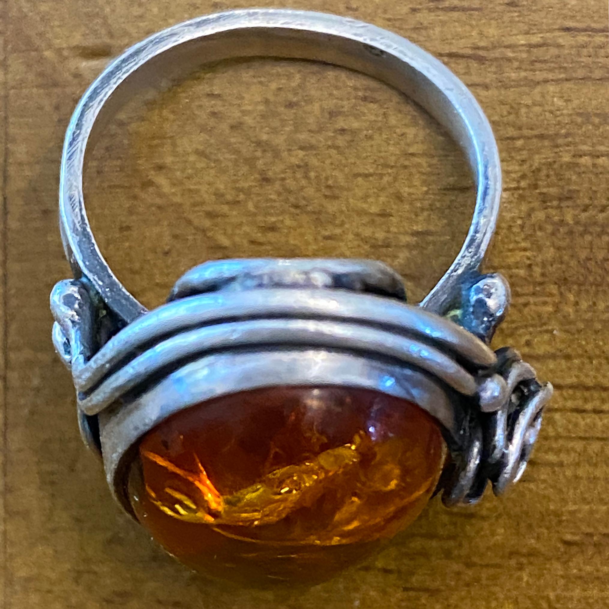 Anello in ambra baltica d'epoca in argento in vendita 1