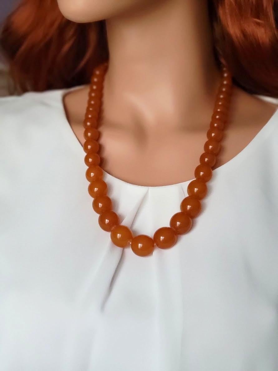 Perle Collier d'ambre Baltic Butterscotch pressé vintage en vente