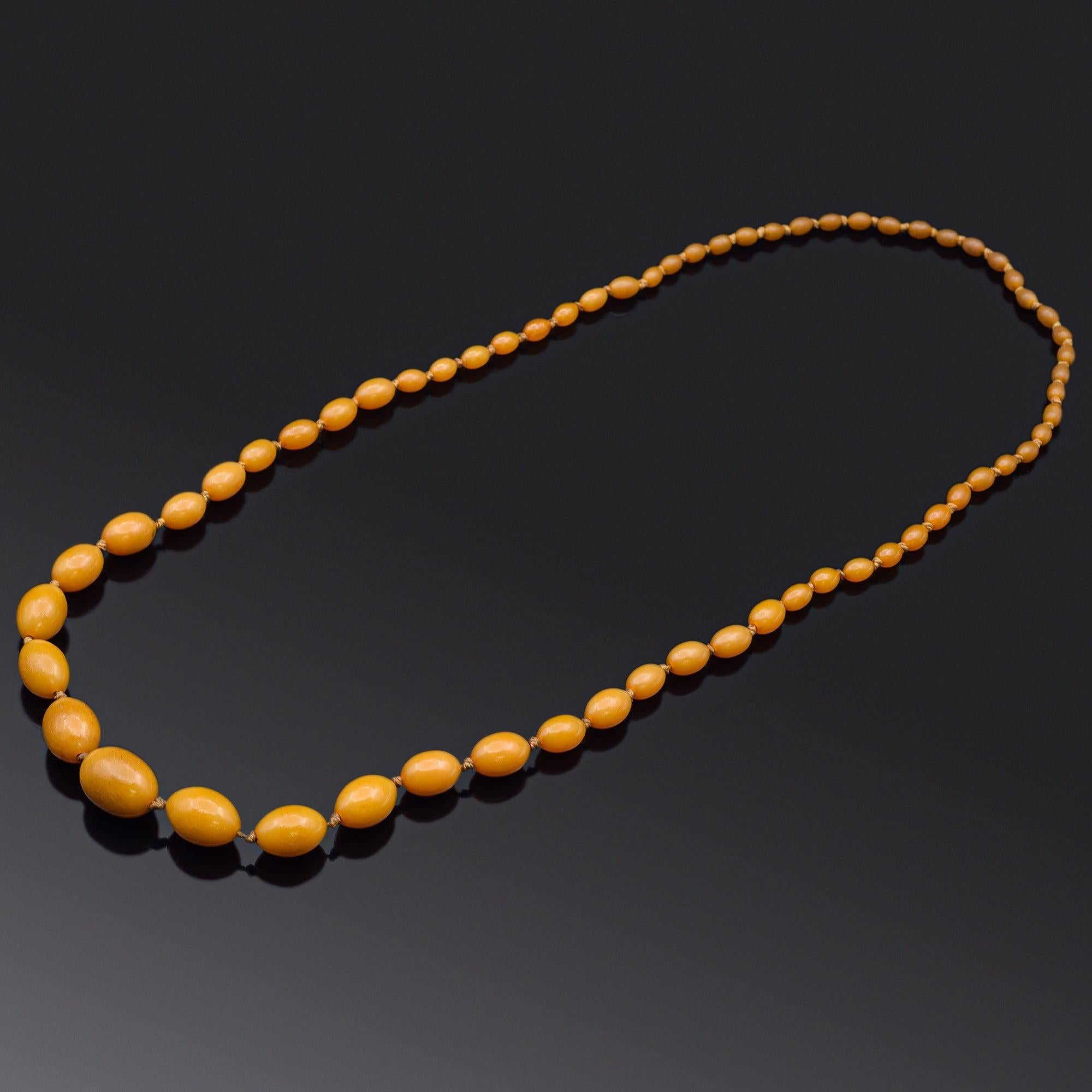 Magnifique collier vintage composé de perles d'ambre jaune d'œuf de la Baltique. Les perles présentent des tons chauds et naturels ainsi que des marbrures subtiles, caractéristiques de l'ambre antique authentique. Une pièce frappante et élégante,