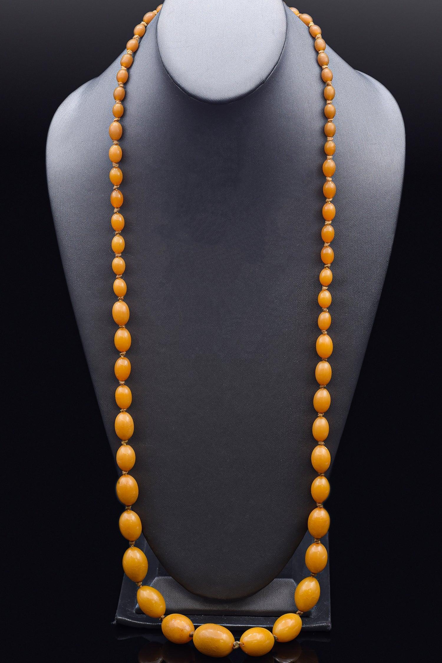 Perle Vintage Baltic Egg Yolk Amber Beaded Strand Necklace 37 Inches en vente