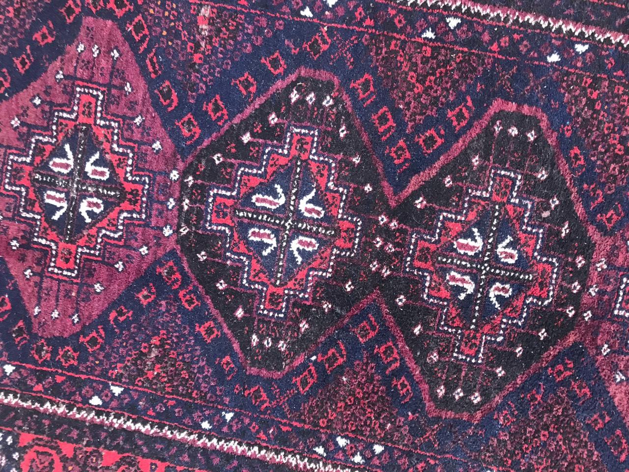 Magnifique tapis afghan turkmène baloutche, avec un design géométrique et des couleurs rouge et noir, entièrement noué à la main avec du velours de laine sur une base de laine.