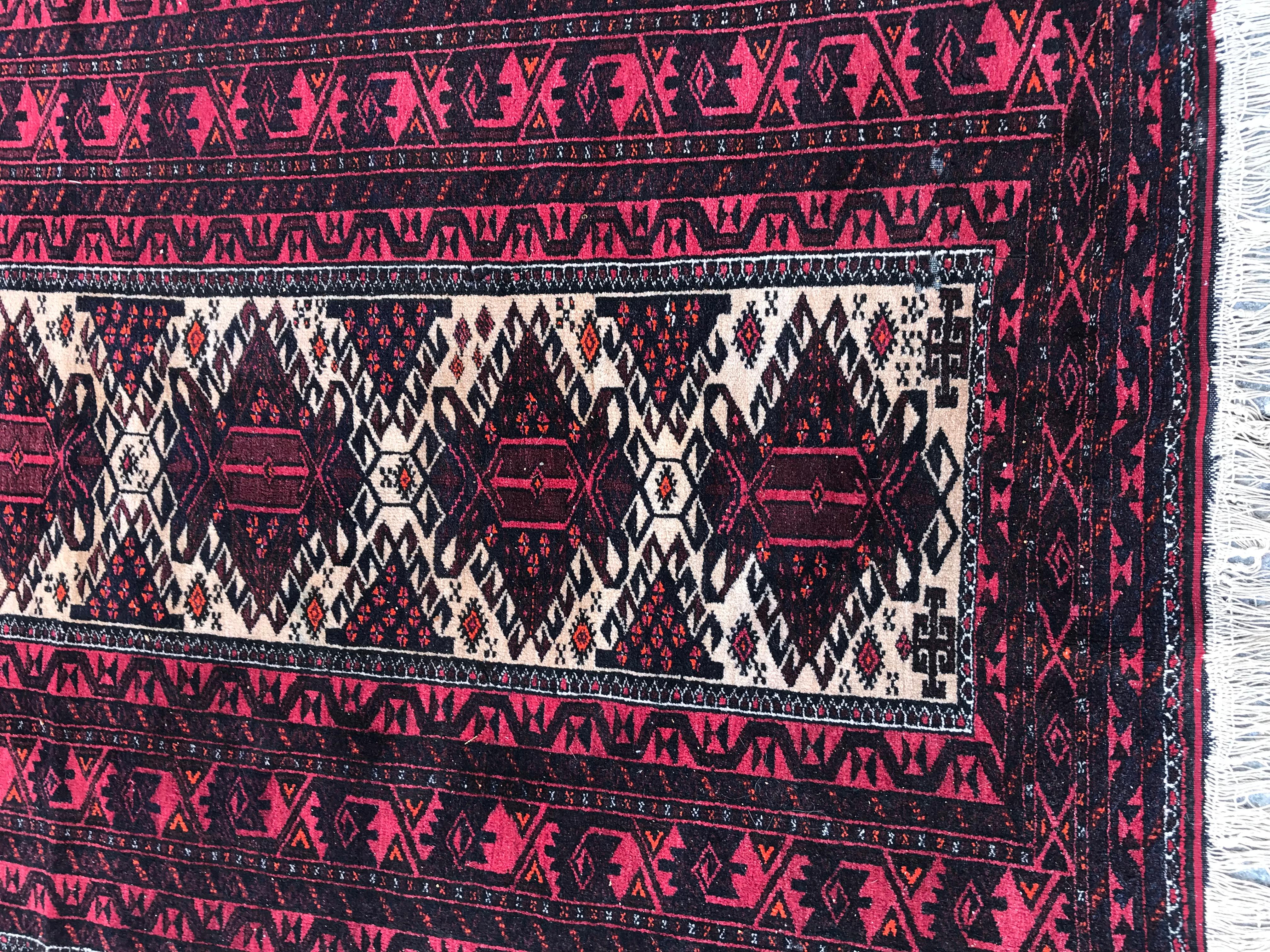 Magnifique tapis Baloutche du milieu du 20ème siècle, avec de beaux motifs géométriques et de belles couleurs, finement noué à la main avec du velours de laine sur une base de coton.
