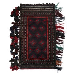 Tappeto afgano Baluch vintage con motivi neri, rossi e verdi da Rug & Kilim