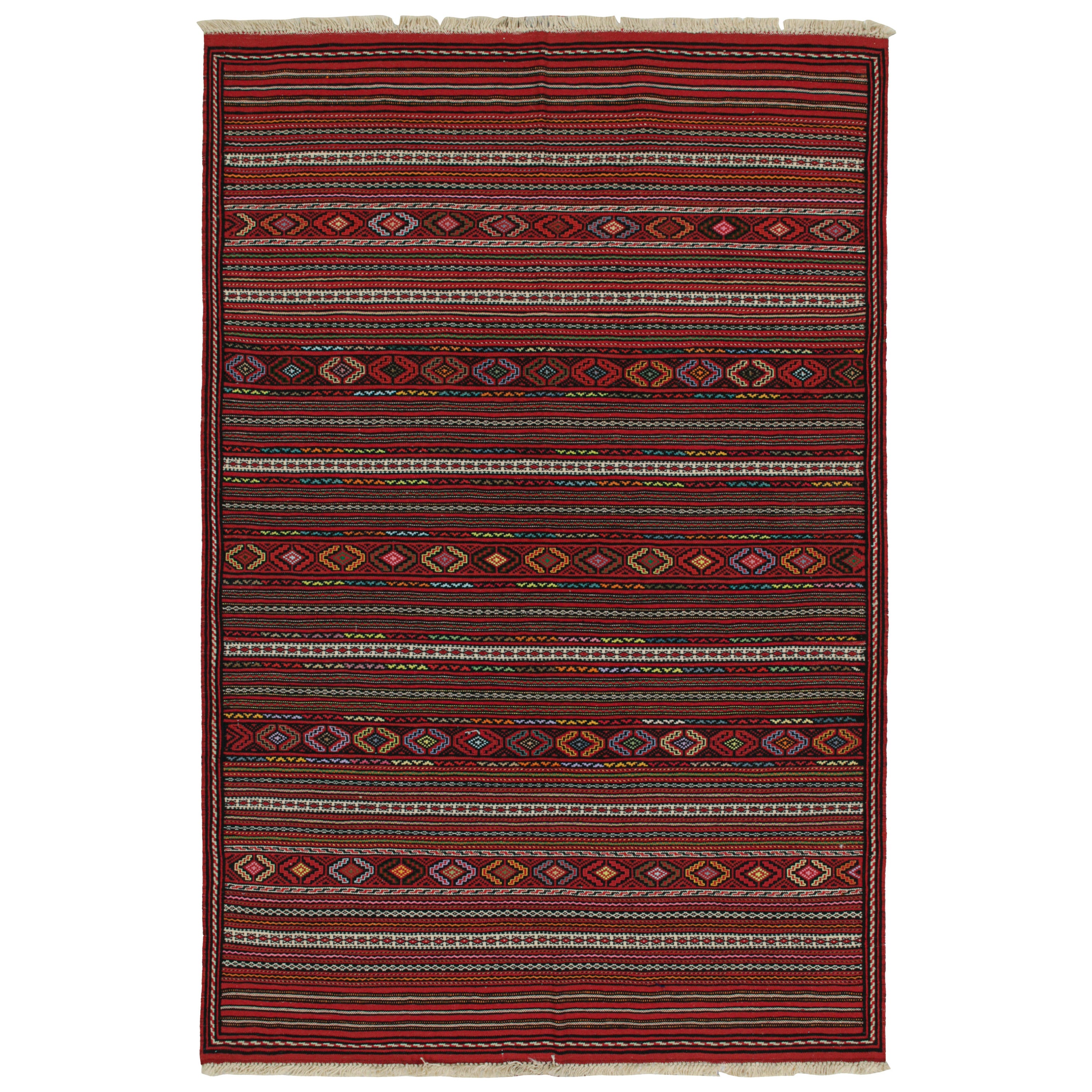 Kilim Baluch vintage in rosso con strisce e motivi geometrici, da Rug & Kilim