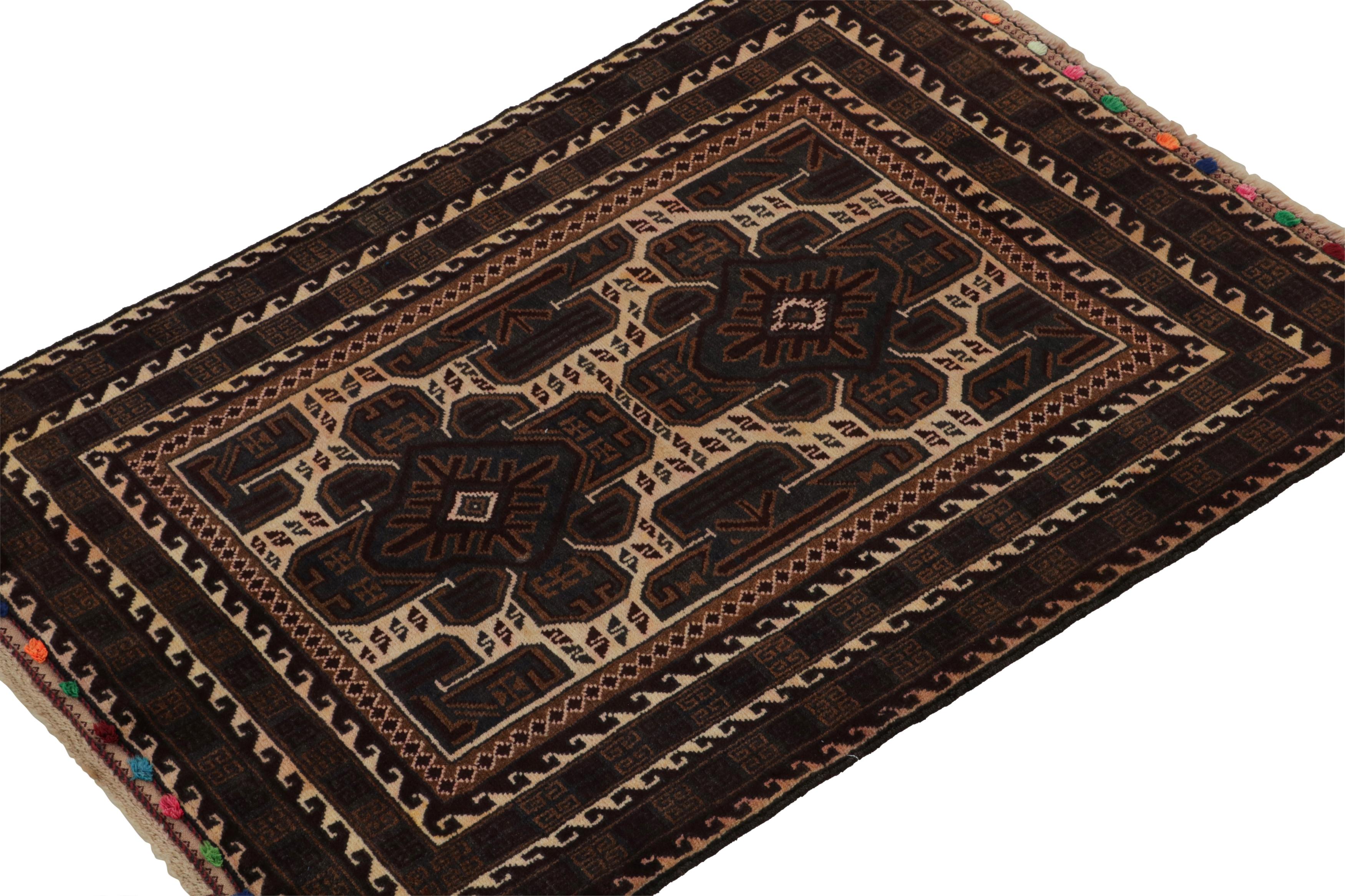 Noué à la main en laine, ce tapis persan 3x4 Baluch des années 1950 est le dernier né de la collection Antique & Kilim de Rug & Kilim.

Sur le Design :

La pièce est empreinte d'un profond sentiment de mystère que les pièces tribales traditionnelles