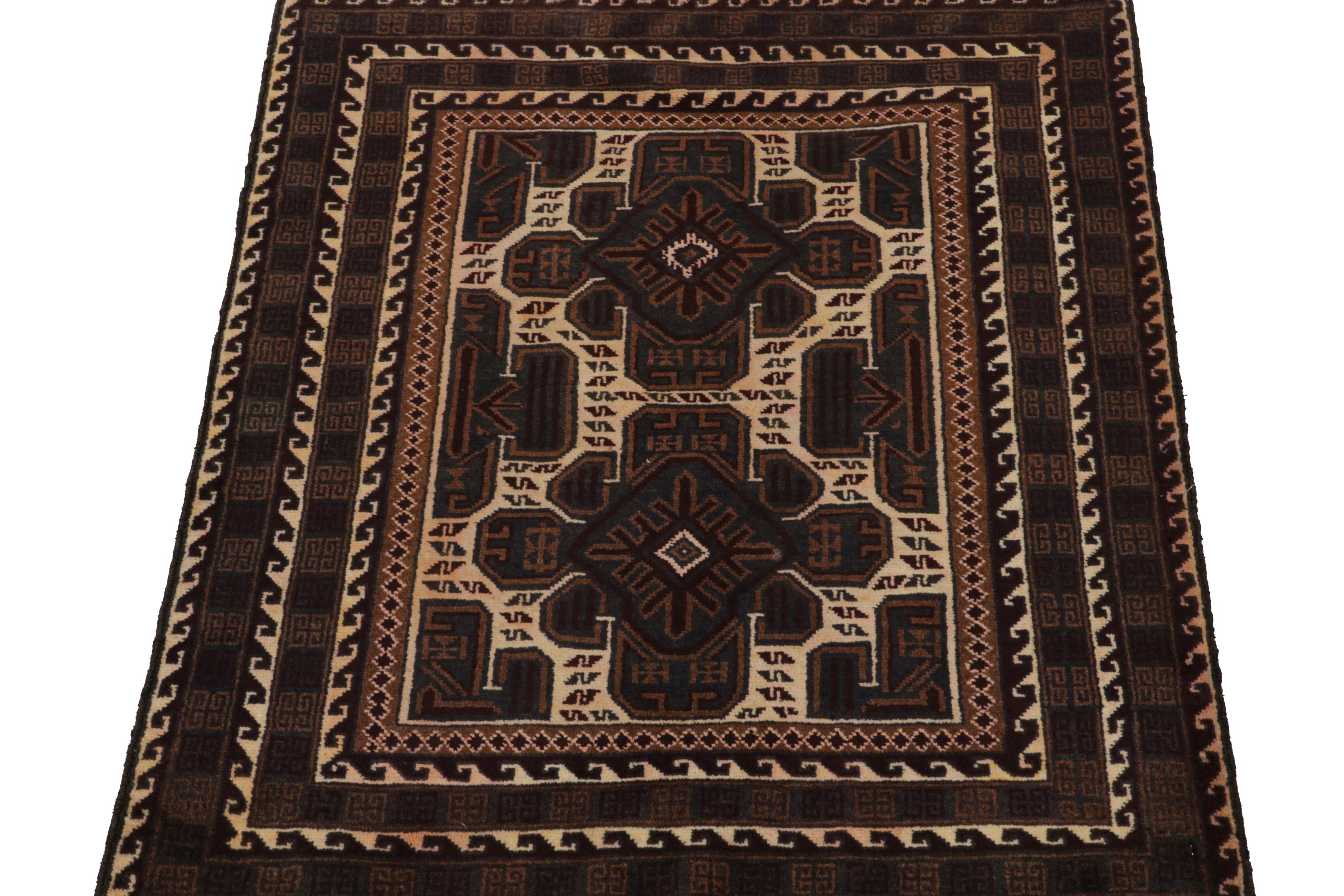 Vintage Baluch Perserteppich in Beige, Brown & Blau Muster von Rug & Kilim (Stammeskunst) im Angebot