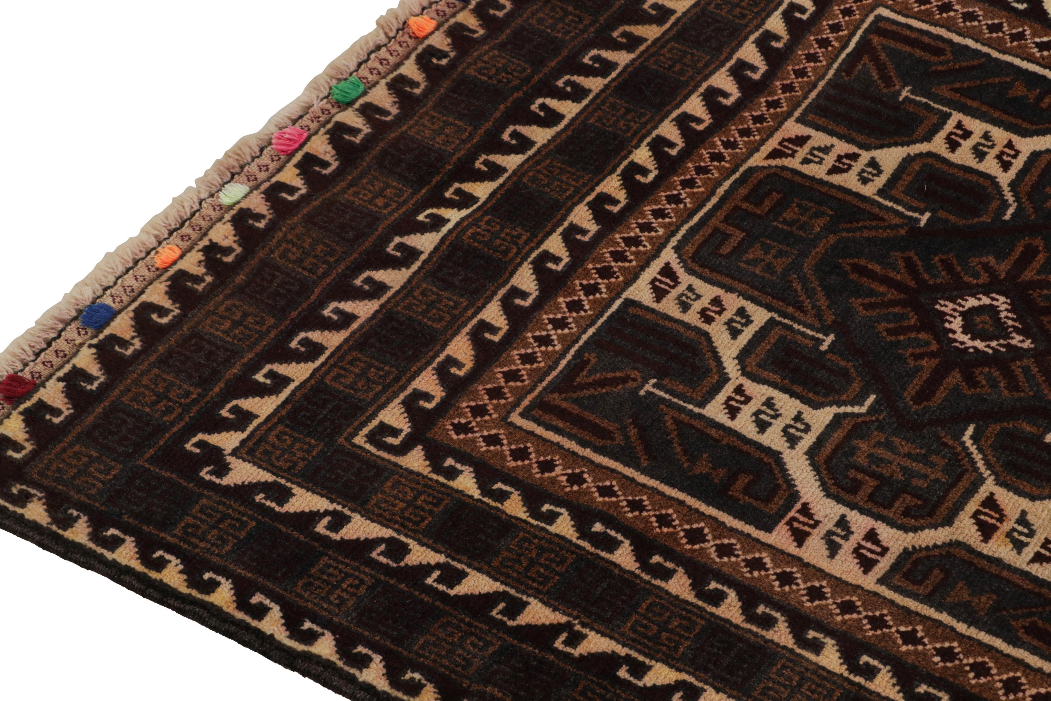 Tissé à la main Tapis persan vintage Baluch à motifs beige, Brown et bleu de Rug & Kilim en vente