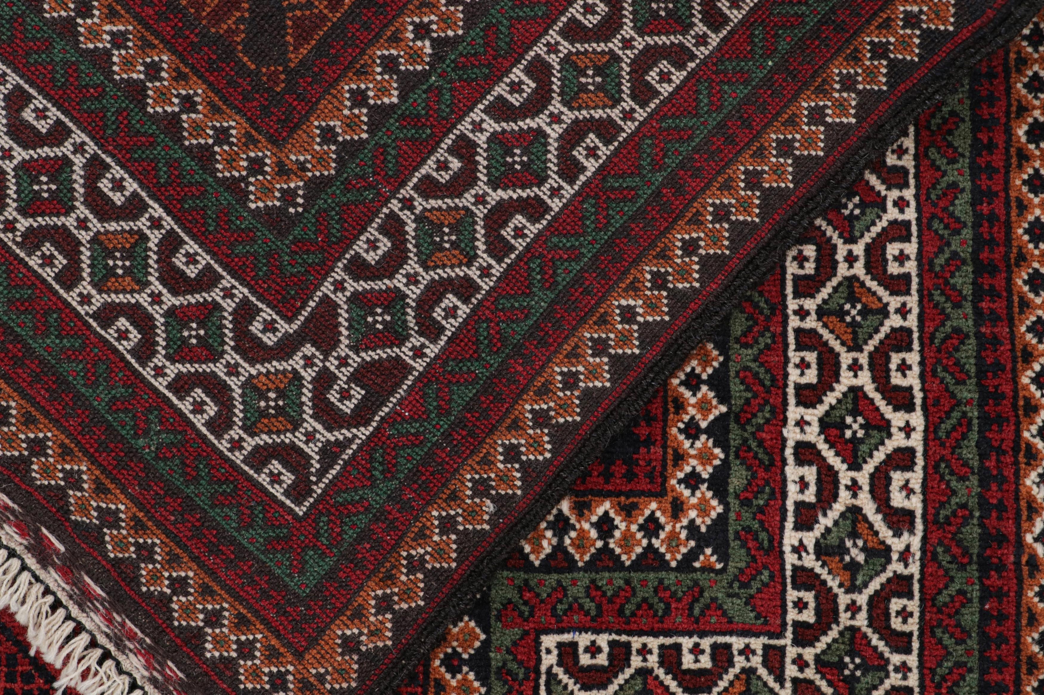 Milieu du XXe siècle Tapis afghan vintage Baluch à motifs noirs, rouges, orange et blancs de Rug & Kilim en vente