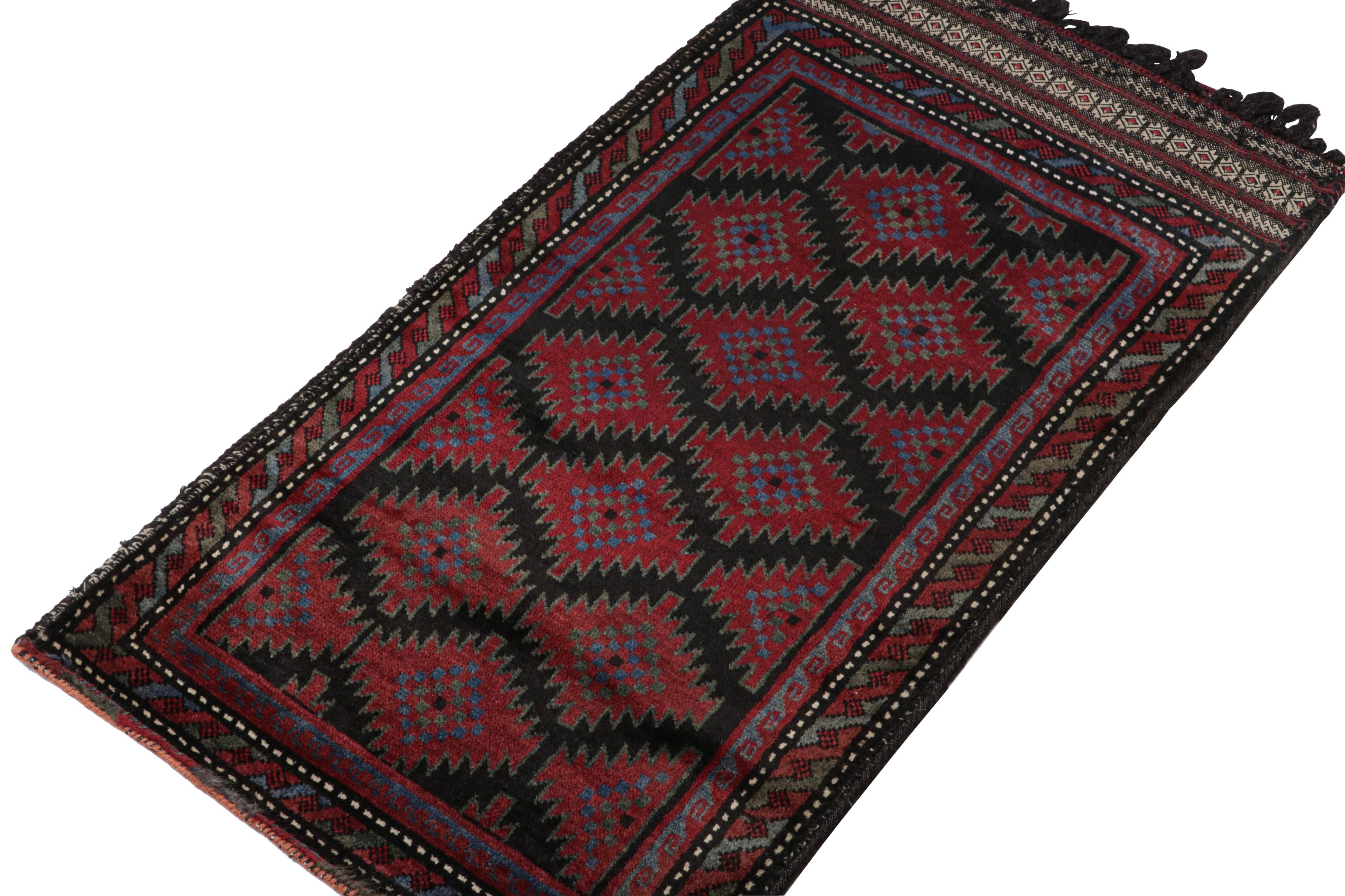 Anudada a mano en lana, esta alfombra afgana Baluch de 2x4 de los años 50 es la última en entrar en la colección Antique & Vintage de Rug & Kilim.

Sobre el diseño:

La alfombra Baluch vintage presenta motivos geométricos tribales en ricos tonos