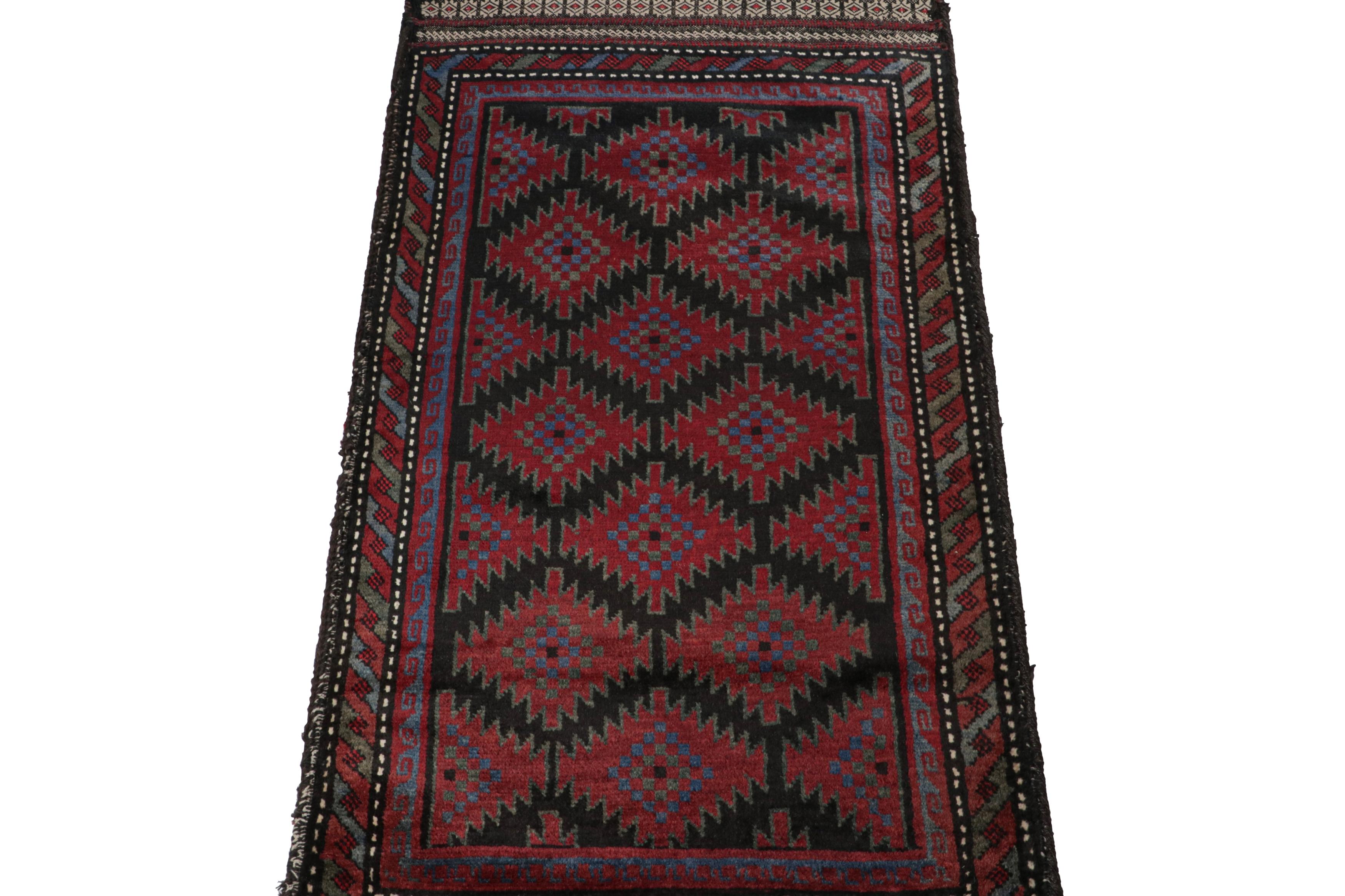 Alfombra afgana Baluch vintage con motivos tribales en negro y rojo de Rug & Kilim Tribal en venta