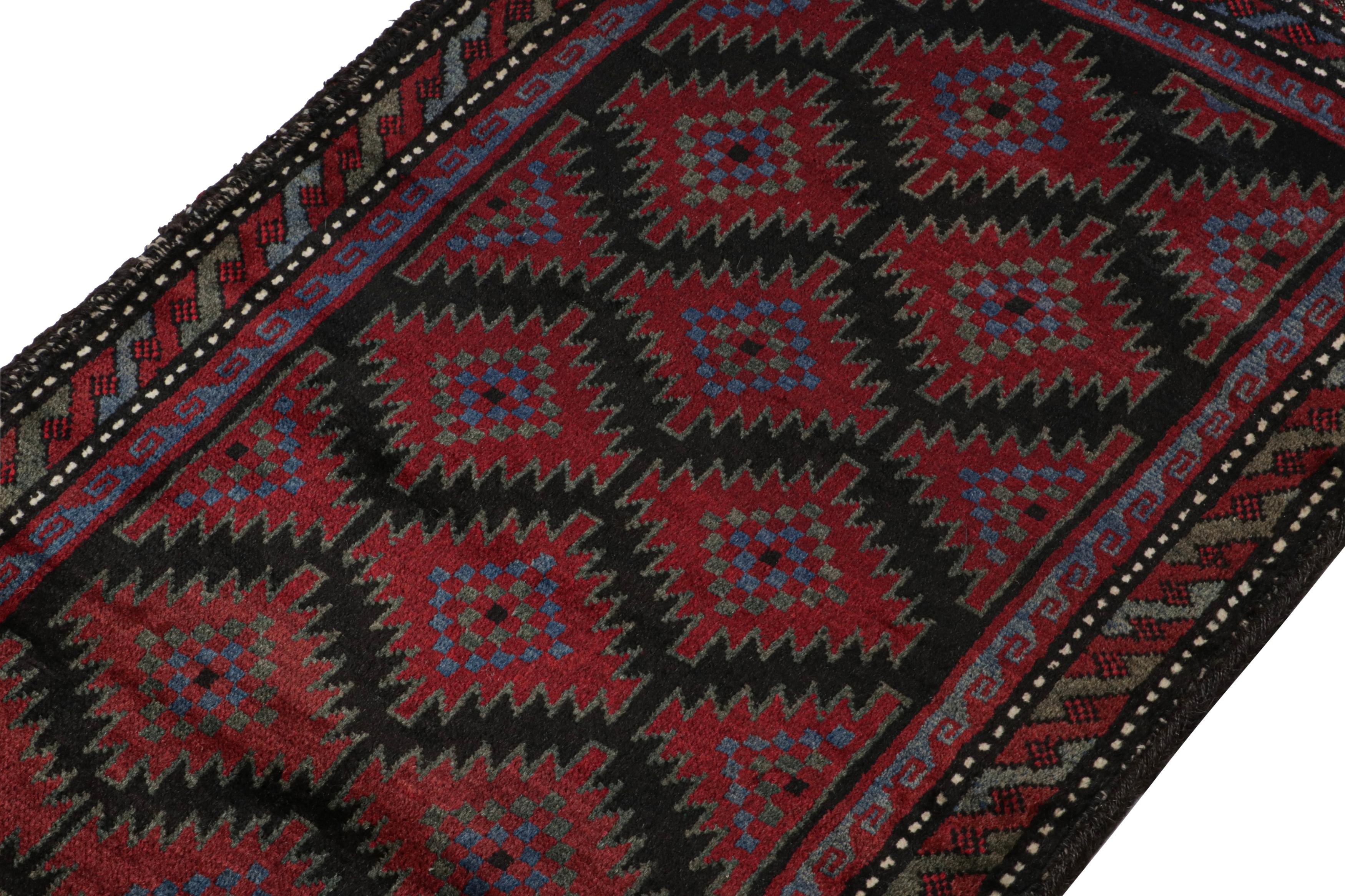 Alfombra afgana Baluch vintage con motivos tribales en negro y rojo de Rug & Kilim Afgano en venta