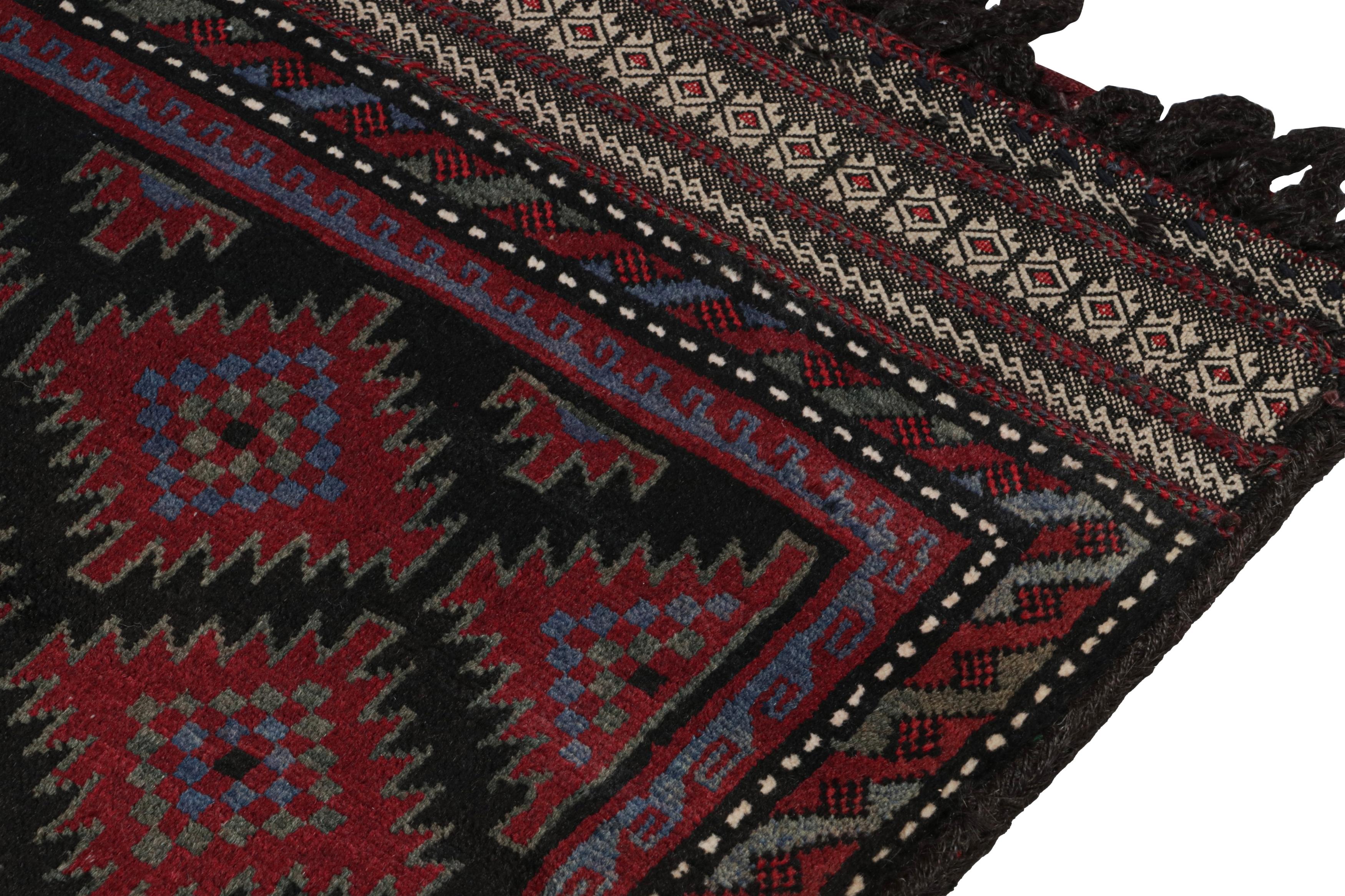 Alfombra afgana Baluch vintage con motivos tribales en negro y rojo de Rug & Kilim Anudado a mano en venta