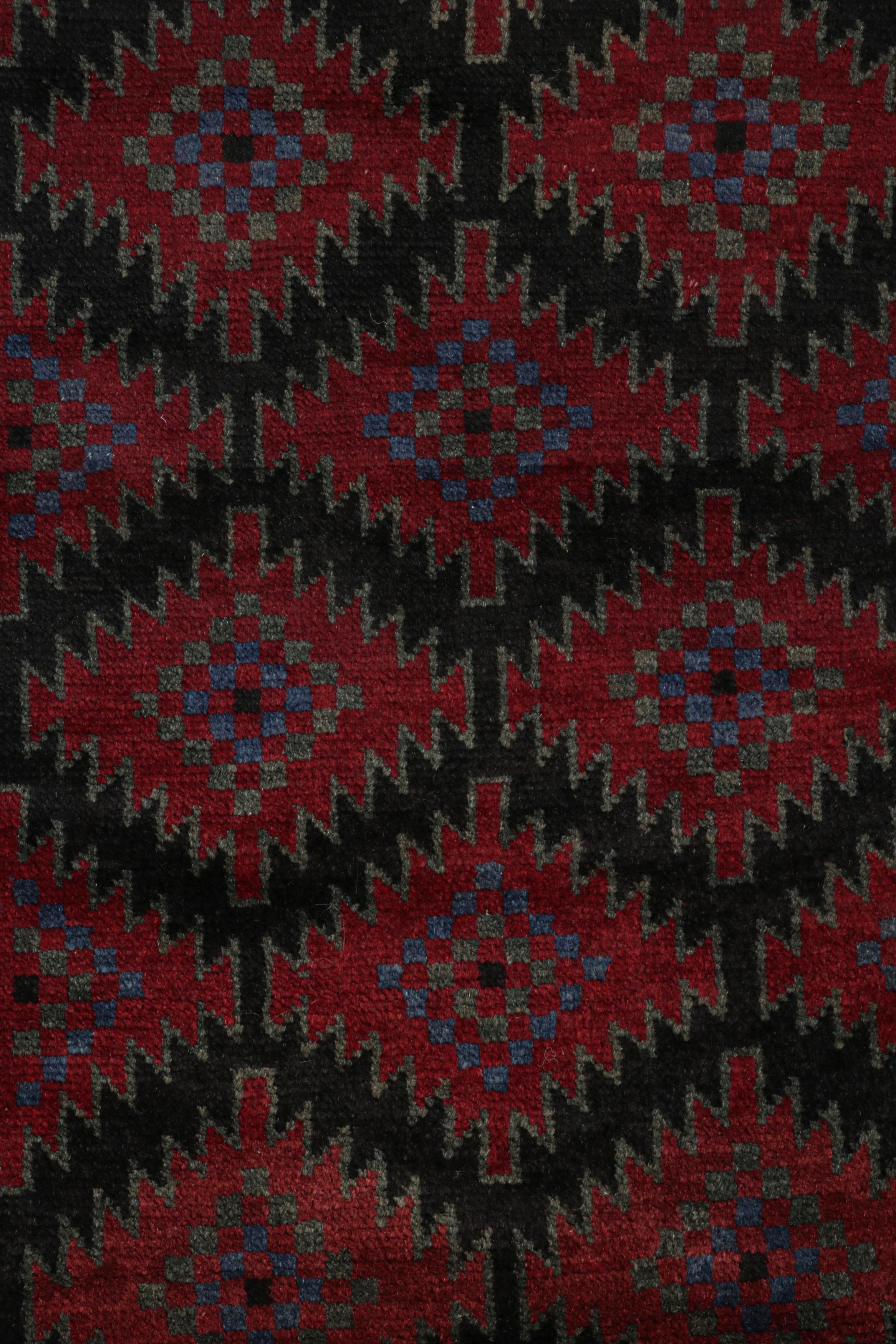 Alfombra afgana Baluch vintage con motivos tribales en negro y rojo de Rug & Kilim en Bueno estado para la venta en Long Island City, NY