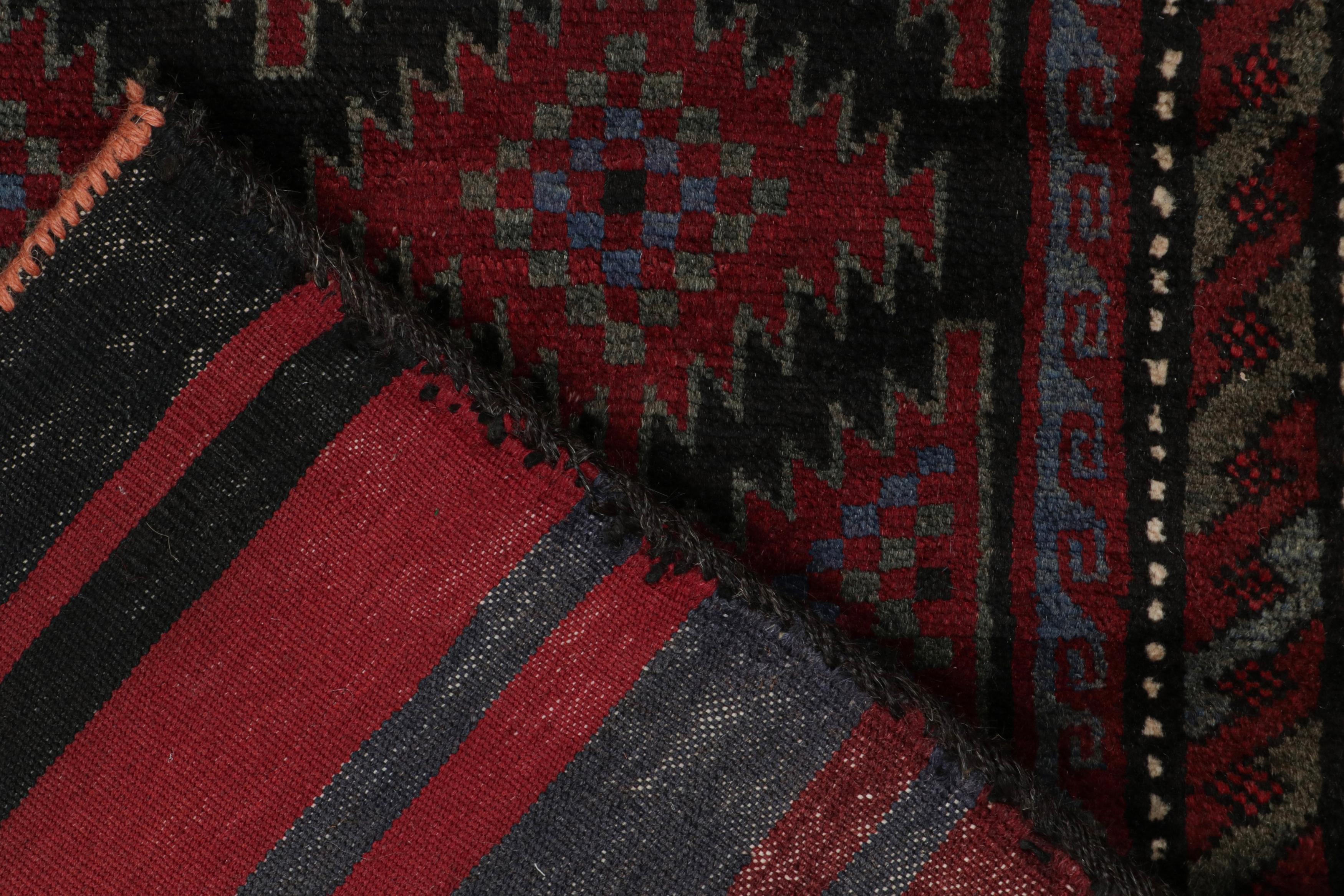 Alfombra afgana Baluch vintage con motivos tribales en negro y rojo de Rug & Kilim mediados del siglo XX en venta