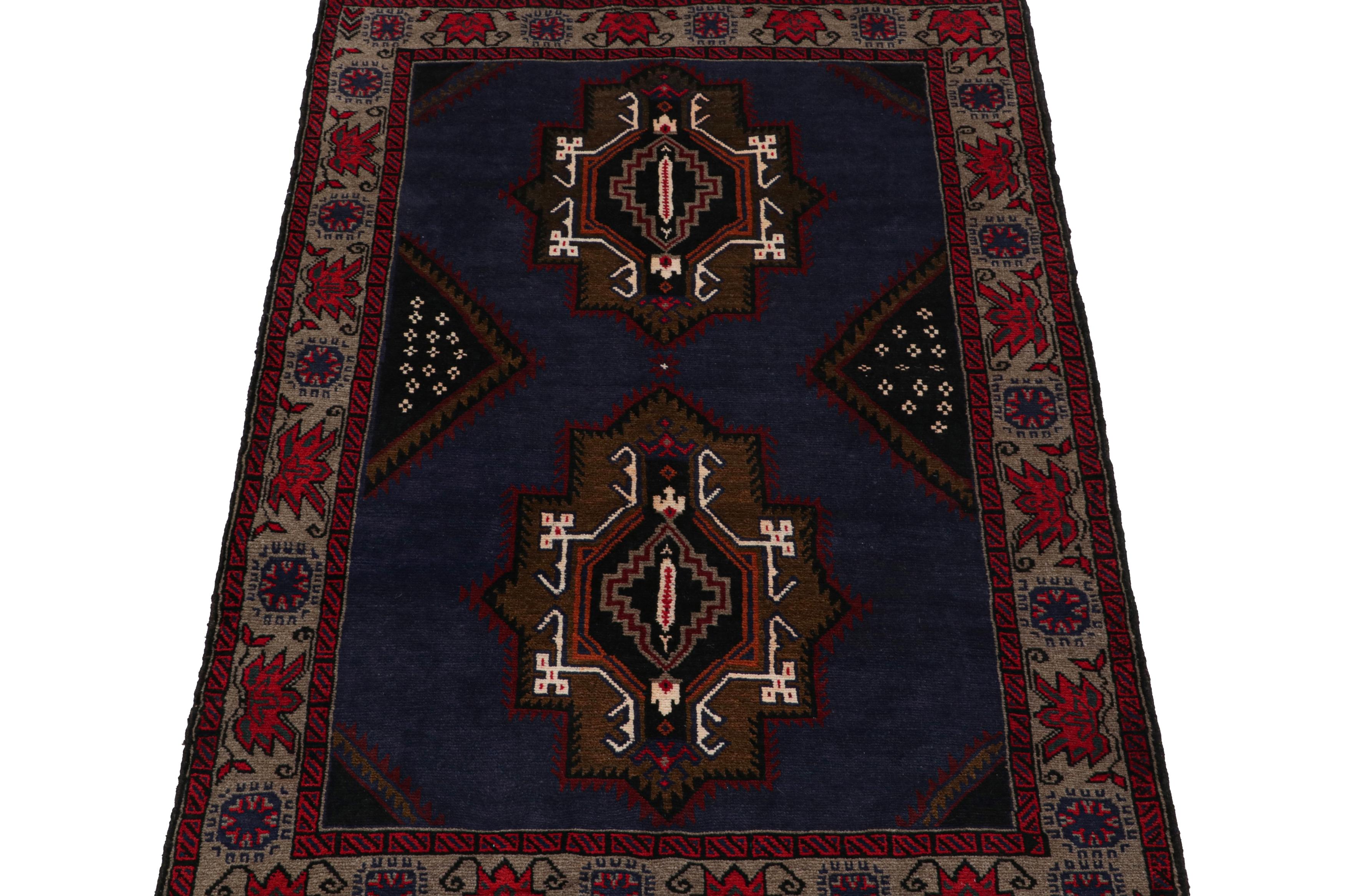 Tribal Tapis persan Baluch vintage en bleu avec motifs rouges, dorés et noirs de Rug & Kilim en vente
