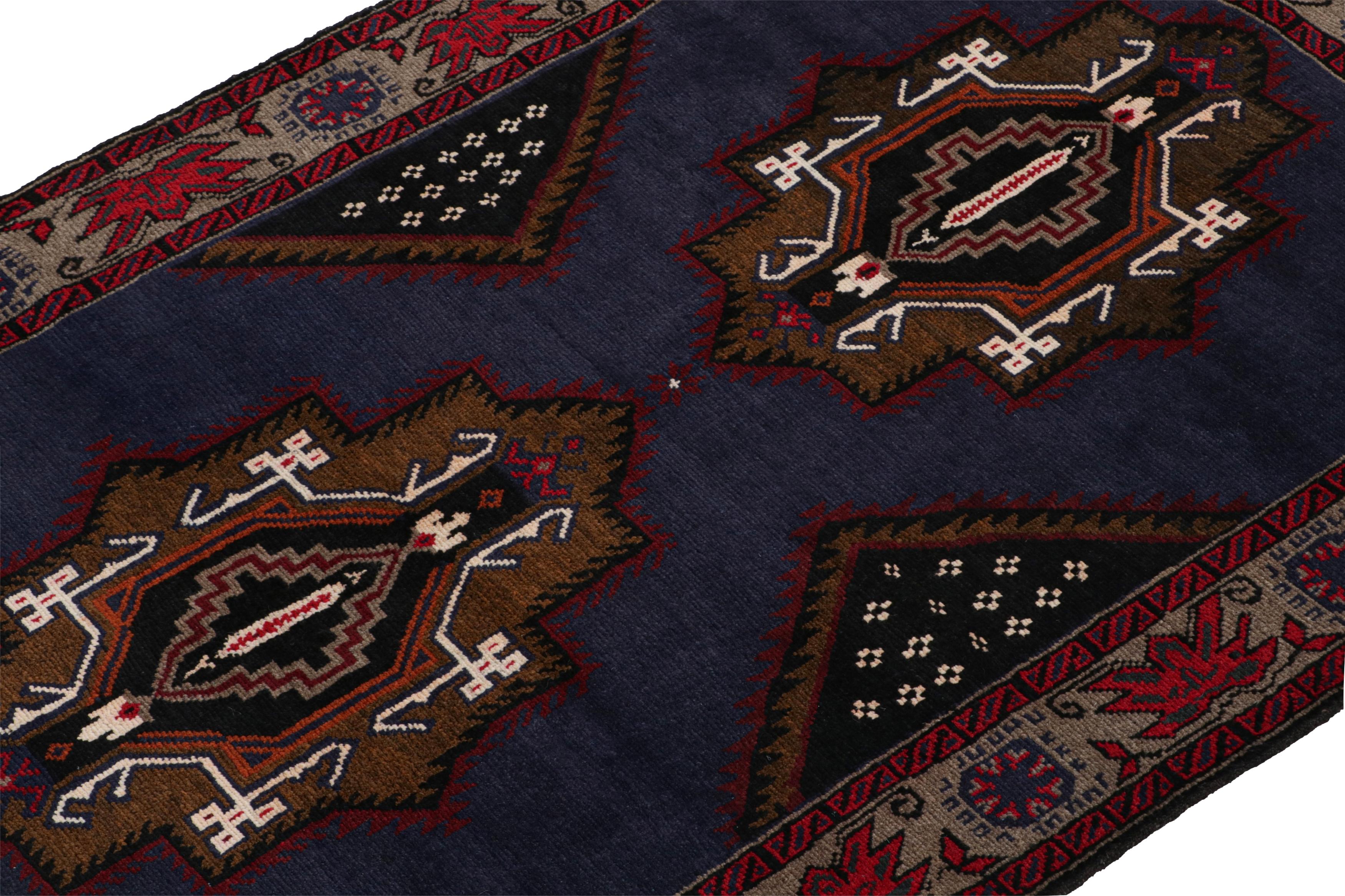 Perse Tapis persan Baluch vintage en bleu avec motifs rouges, dorés et noirs de Rug & Kilim en vente