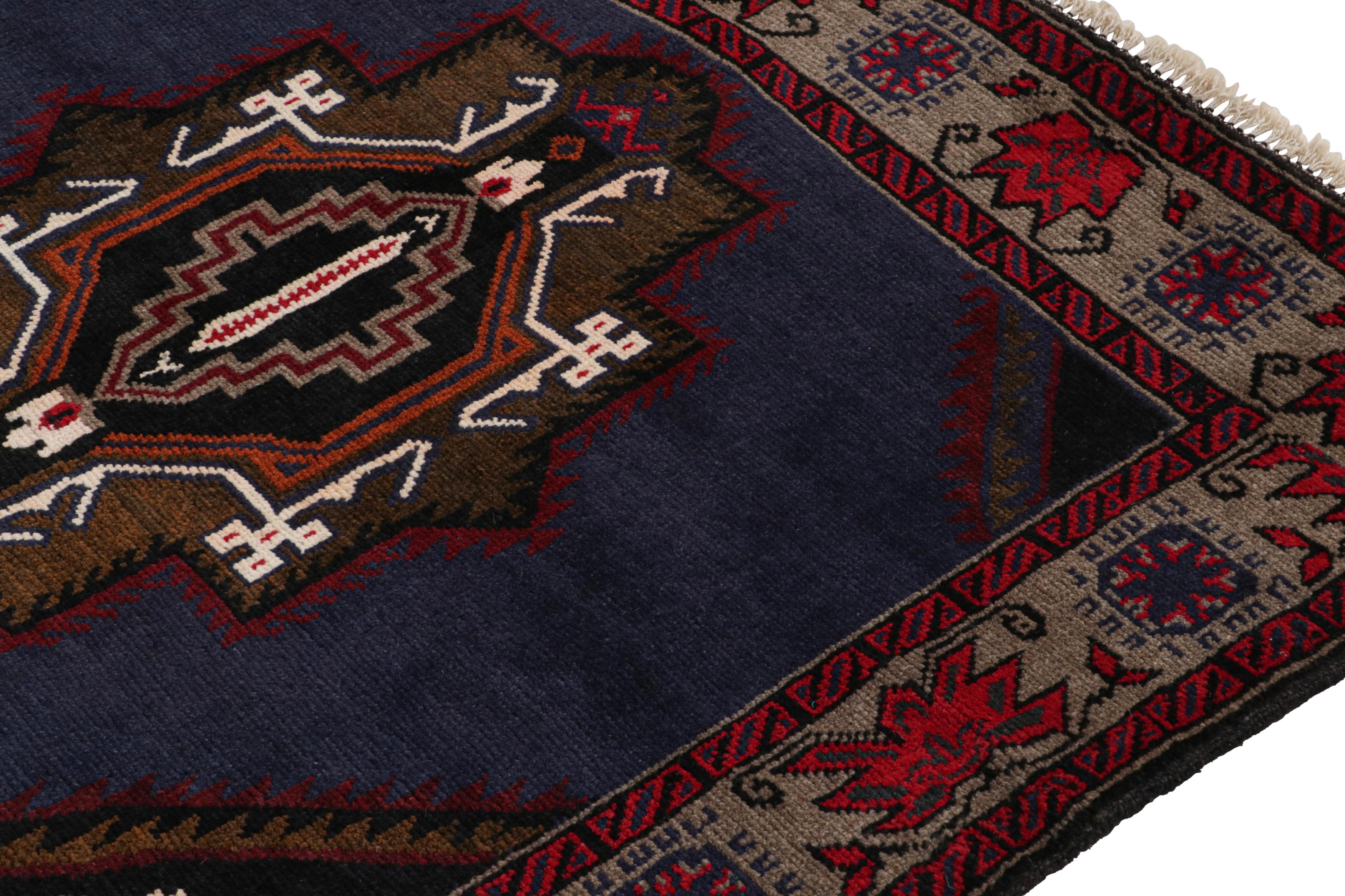 Noué à la main Tapis persan Baluch vintage en bleu avec motifs rouges, dorés et noirs de Rug & Kilim en vente